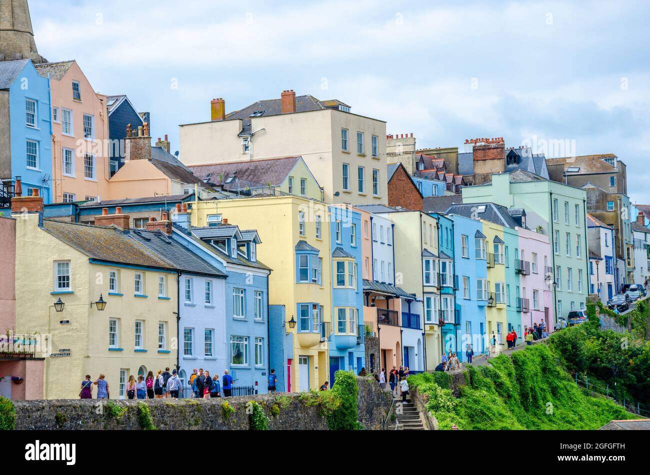Case colorate su Cracknell Street a Tenby, una popolare posizione turistica a Pembrokeshire, Galles, Regno Unito Foto Stock
