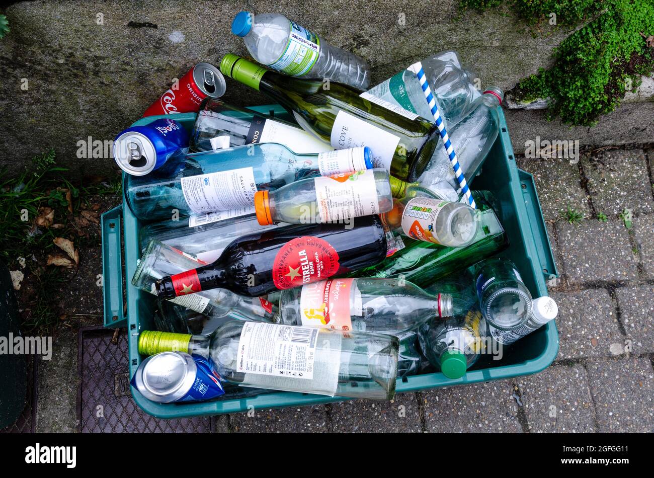 Bottiglia di vetro e plastica lasciata all'esterno sul marciapiede per essere raccolta per il riciclaggio. Foto Stock