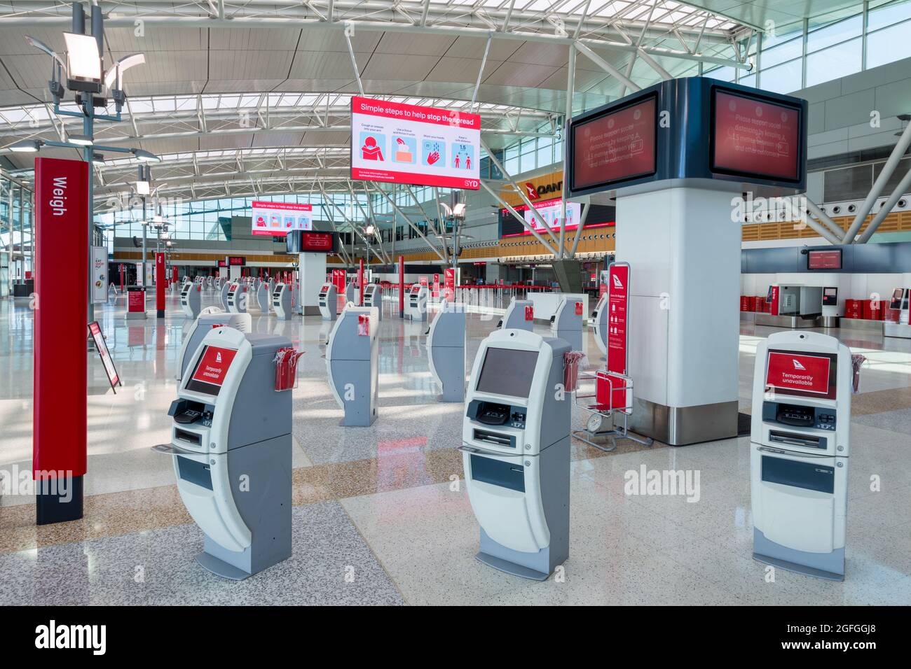 Mentre Sydney, Australia, continua il suo lungo blocco del coronavirus, l'aeroporto di Sydney sembra abbandonato a causa dei confini chiusi e delle restrizioni di viaggio. Foto Stock