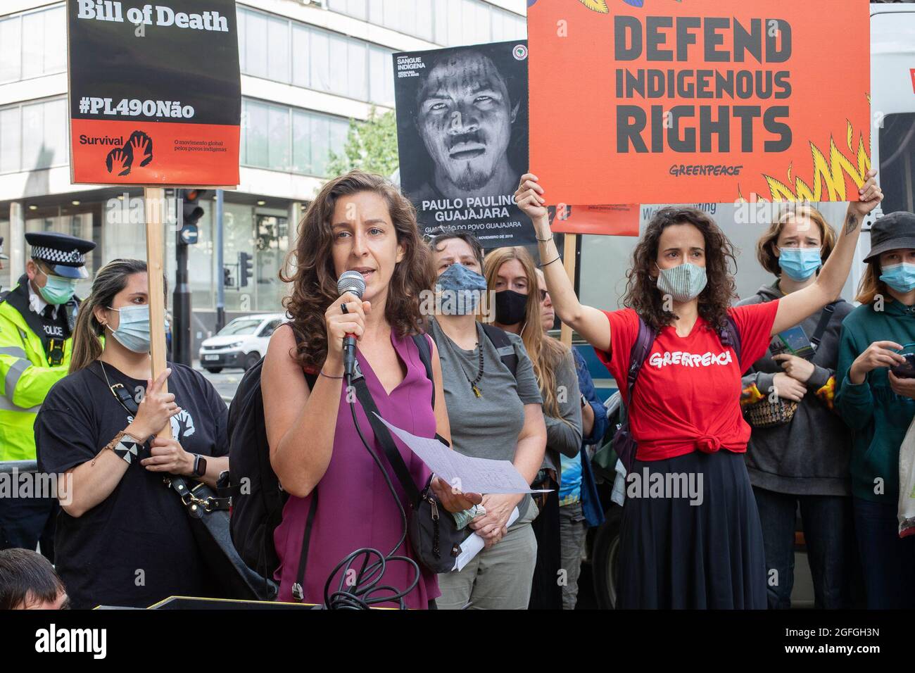 Londra, Inghilterra, Regno Unito 25 agosto 2021 giorno tre della ribellione di estinzione proteste e attivisti palcoscenico una ribellione Amazzonica per la gente indigena fuori dall'Ambasciata Brasiliana. Credit: Denise Laura Baker/Alamy Live News Foto Stock