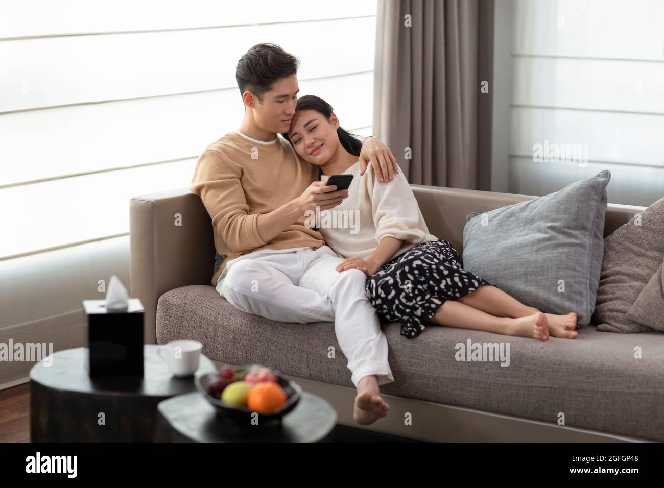 Felice coppia giovane rilassarsi in soggiorno Foto Stock