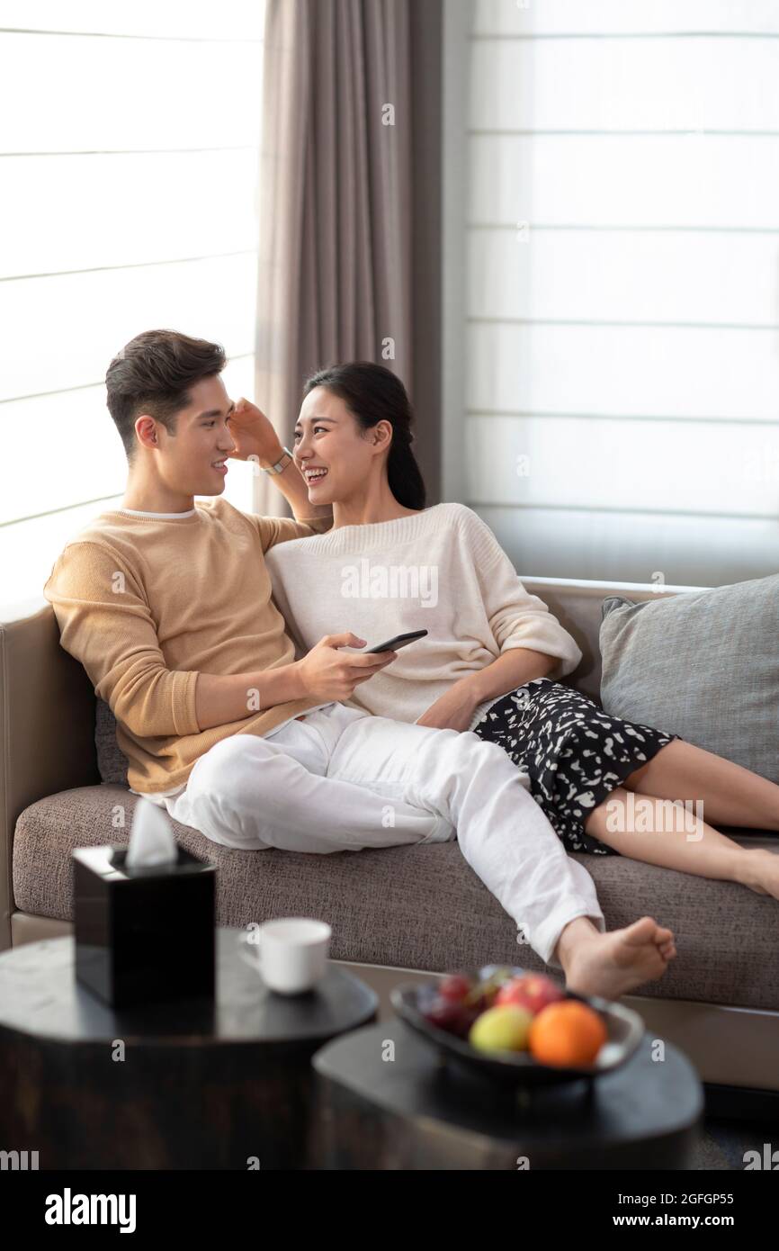 Felice coppia giovane rilassarsi in soggiorno Foto Stock