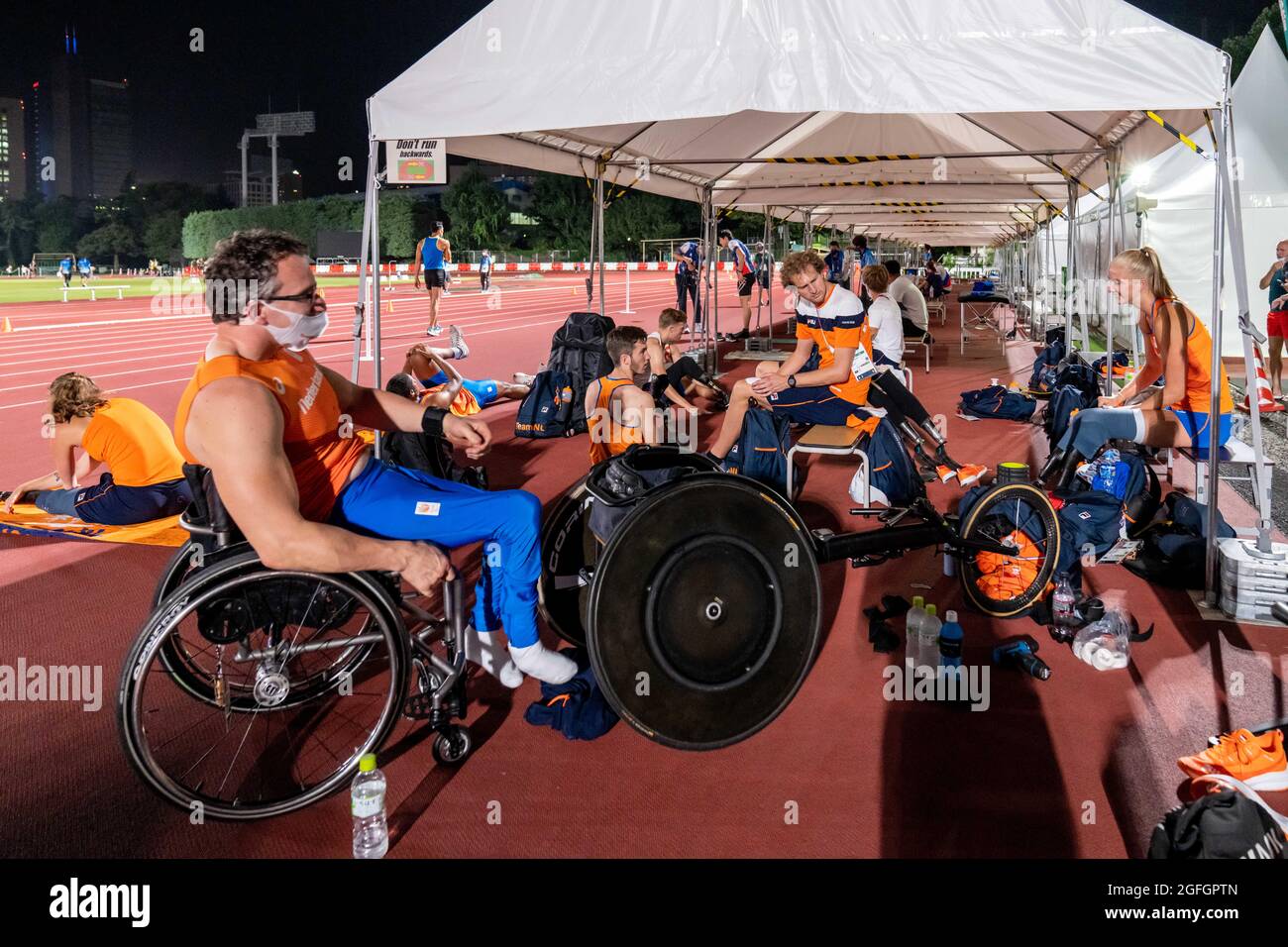 Tokyo, Giappone- Agosto 25 2021: Kenny van Weeghel, Fleur Jong, Fynn van Buuren, Olivier Hendriks di Paralympic TeamNL partecipano all'allenamento serale in preparazione ai Giochi Paralimpici che inizieranno tra due giorni per l'atletica nello Stadio Olimpico di Tokyo, Giappone. (Foto di Helene Wiesenhaan/Orange Pictures) Atletiekunie Foto Stock