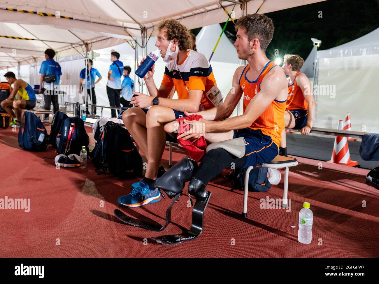 Tokyo, Giappone- Agosto 25 2021: Olivier Hendriks e Fynn van Buuren di Paralympic TeamNL frequentano l'allenamento serale in preparazione ai Giochi Paralimpici che inizieranno tra due giorni per l'atletica nello Stadio Olimpico di Tokyo, in Giappone. (Foto di Helene Wiesenhaan/Orange Pictures) Atletiekunie Foto Stock