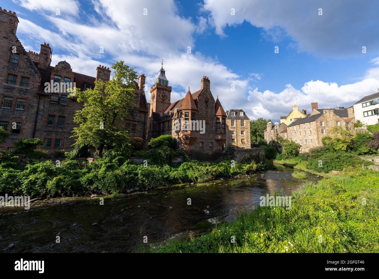 Vista dell'acqua di Leith Walkway nella neve al Belford Bridge sulle acque di Leith nel West End di Edimburgo, Scozia, Regno Unito Foto Stock