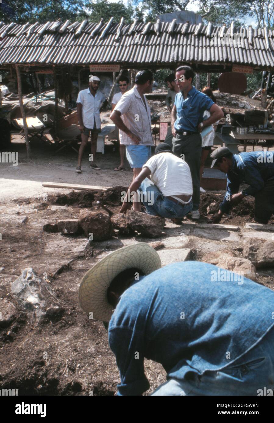 L'archeologo Victor Segovia Pinto (con cappello bianco) al Cenote Sacro di Chichen Itza nel 1967, quando si tentò di drenare il cenote e di esumare i manufatti. Foto Stock
