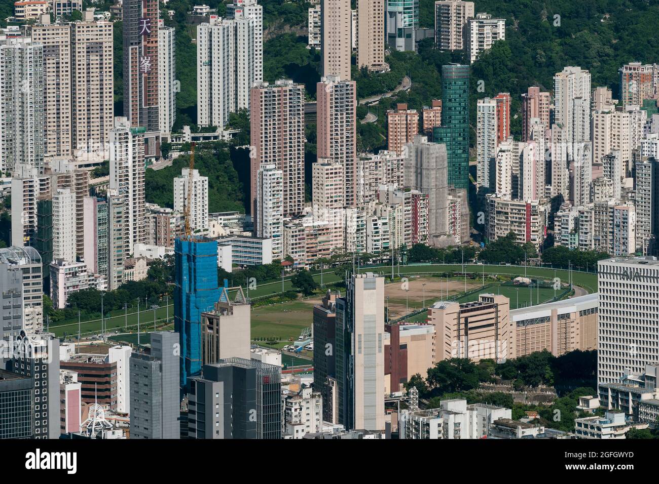 Gli alti blocchi di appartamenti residenziali della Happy Valley dietro gli edifici commerciali di WAN Chai, dal 2ifc, l'edificio più alto dell'Isola di Hong Kong Foto Stock