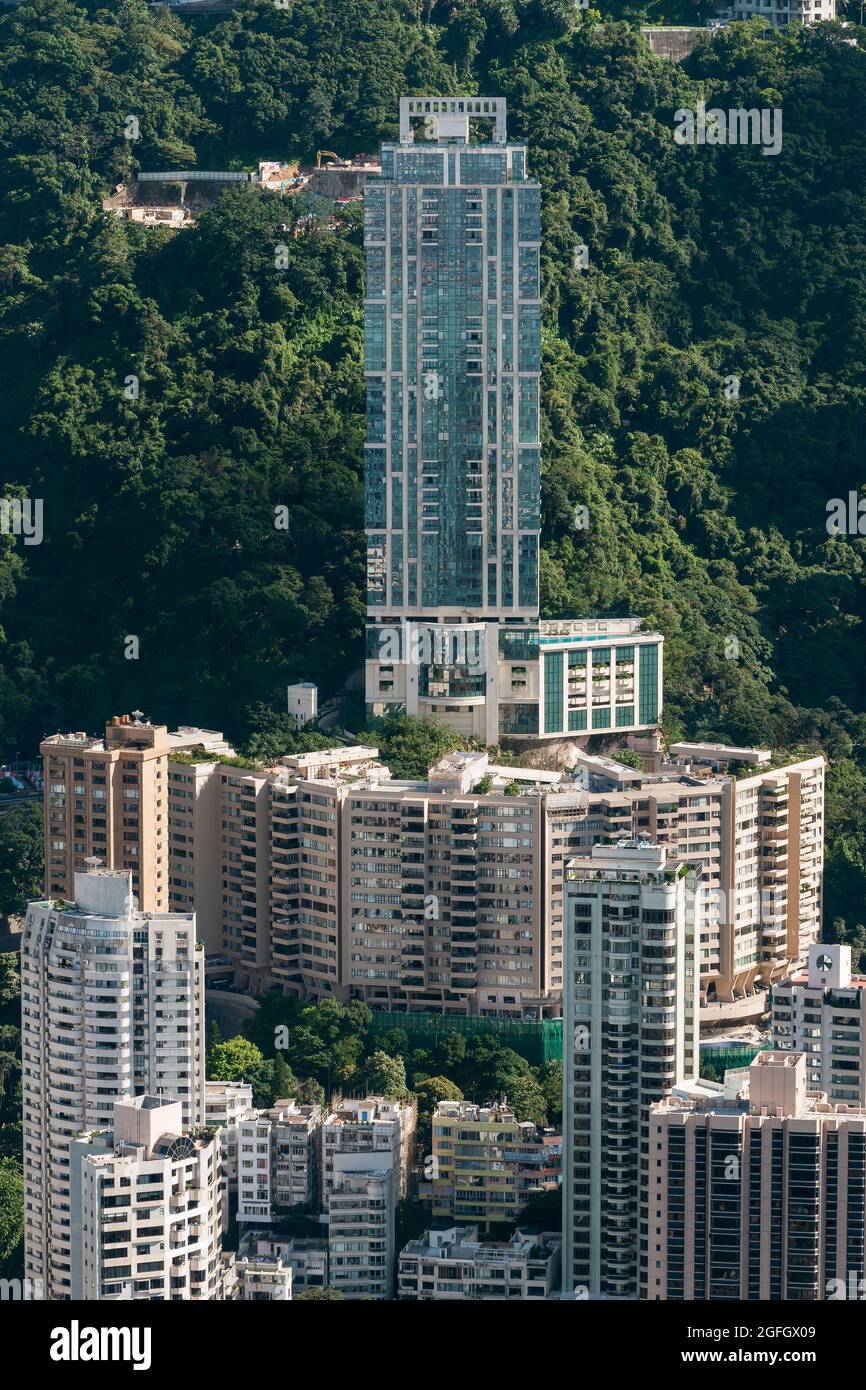 Esclusivo sviluppo di appartamenti di lusso su Magazine Gap Road a Mid-Levels, Hong Kong Island: Il Mayfair, in alto centro, con Grenville House sotto di esso Foto Stock