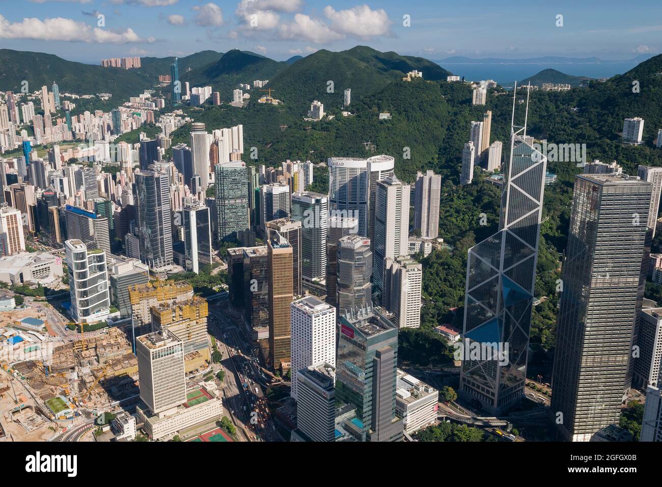 Gli alti blocchi di appartamenti residenziali della Happy Valley dietro gli edifici commerciali di Admiralty, con il cantiere Tamar, 2010 Foto Stock