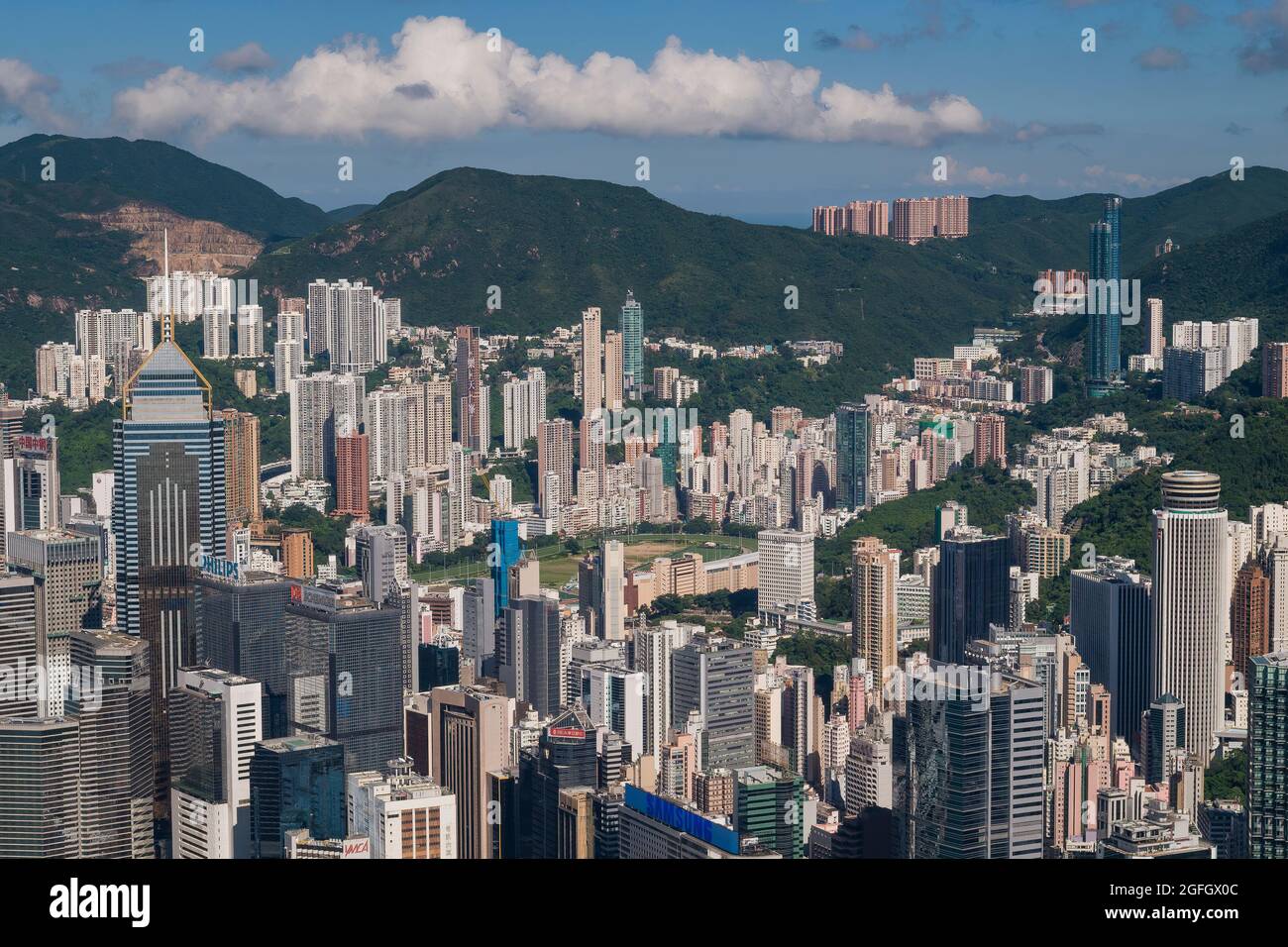 Gli alti blocchi di appartamenti residenziali della Happy Valley dietro gli edifici commerciali di WAN Chai, dal 2ifc, l'edificio più alto dell'Isola di Hong Kong Foto Stock
