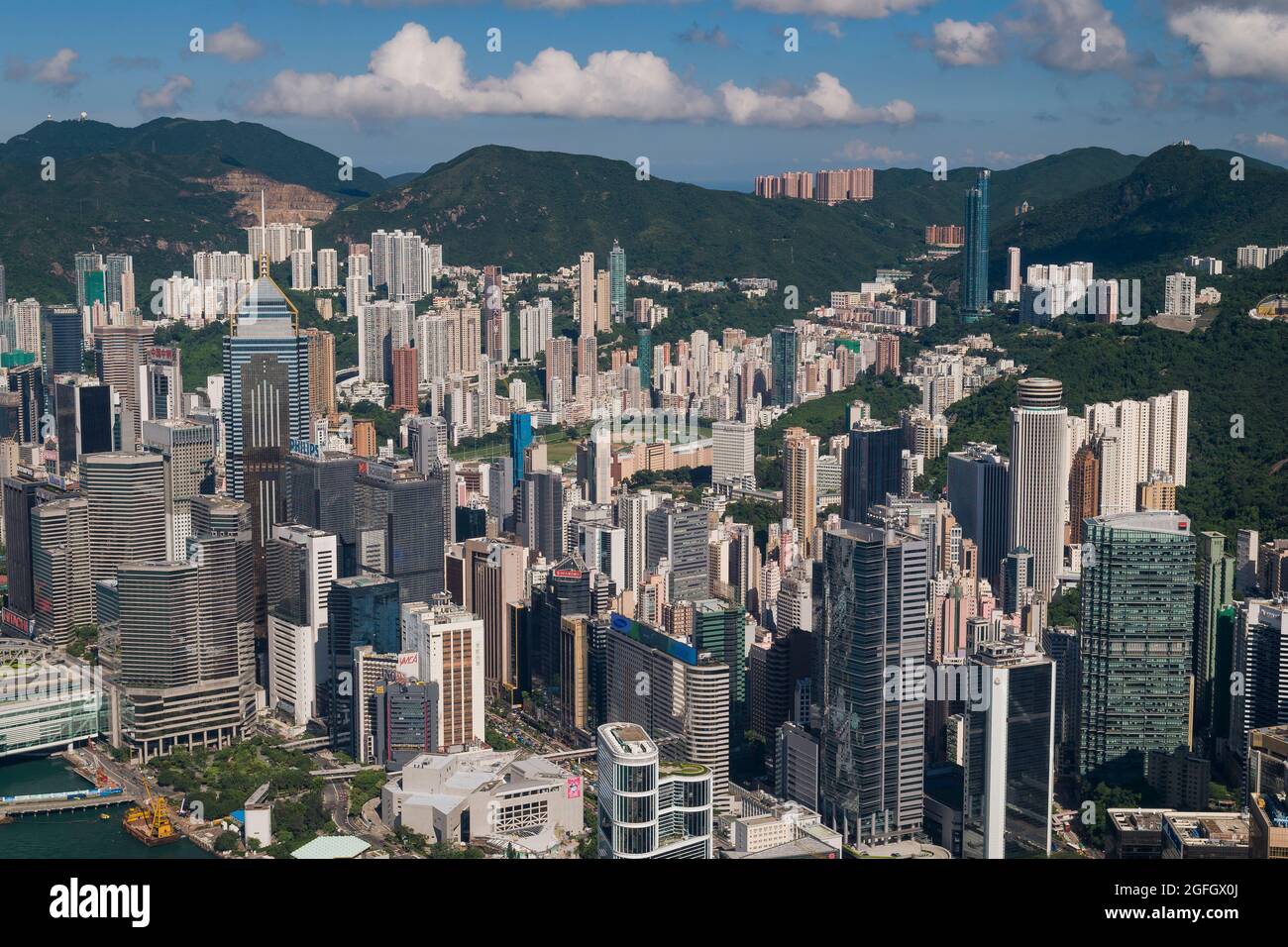 Gli alti blocchi di appartamenti residenziali della Happy Valley dietro gli edifici commerciali di WAN Chai, dal 2ifc, l'edificio più alto dell'Isola di Hong Kong Foto Stock