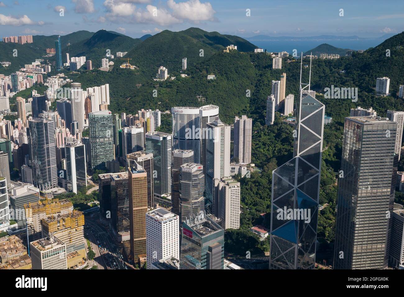 Gli alti edifici commerciali di Admiralty, con il complesso del Governo Centrale presso il sito di Tamar in costruzione nel 2010, Hong Kong Island Foto Stock