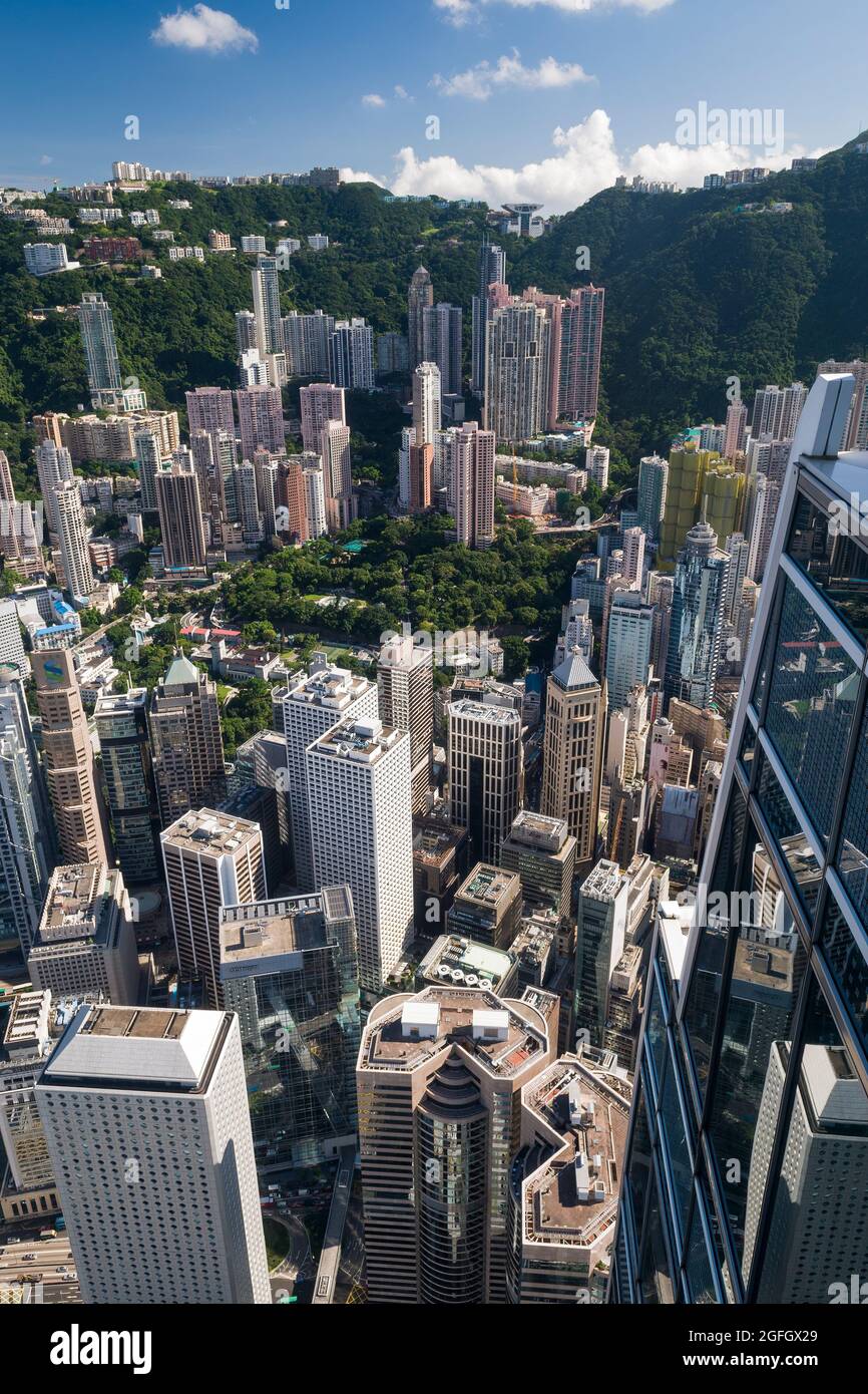 Gli alti blocchi di appartamenti residenziali di Mid-level e case di lusso sul Peak dietro gli edifici commerciali di Central, Hong Kong Island Foto Stock