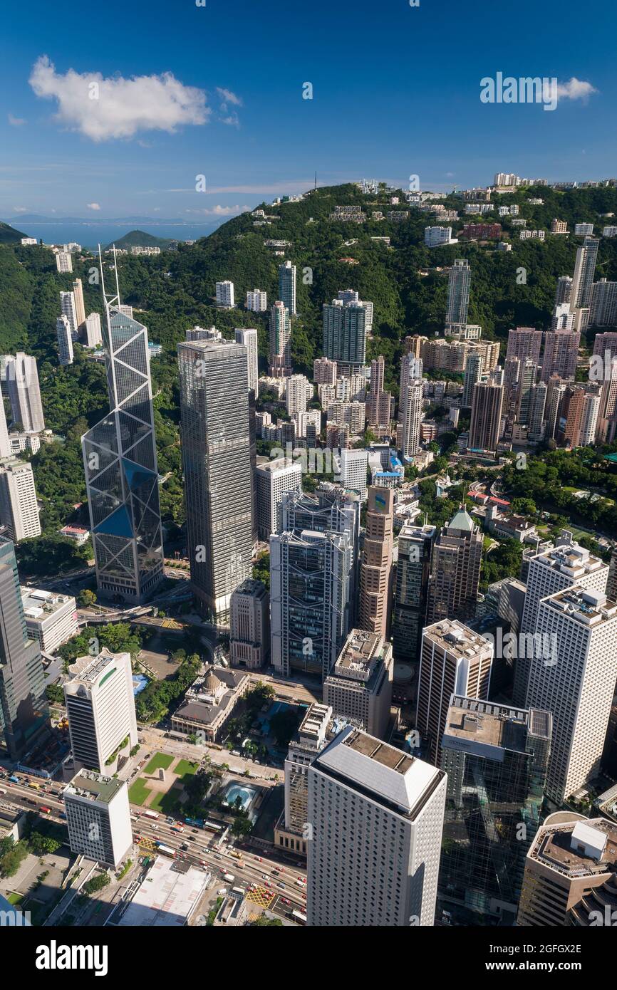 Gli alti blocchi di appartamenti residenziali di Mid-level e case di lusso sul Peak dietro gli edifici commerciali di Central, Hong Kong Island Foto Stock