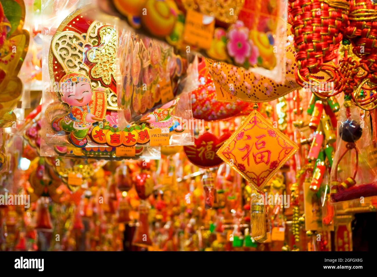 Decorazioni cinesi di Capodanno in vendita in mostra in un negozio a Sheung WAN, Hong Kong Island Foto Stock