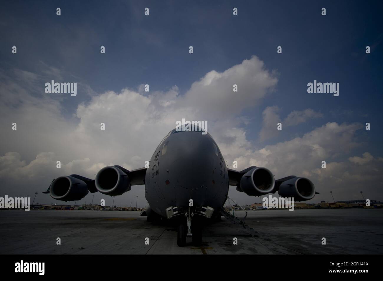 Un C-17 Globemaser III dell'816° Squadrone Expeditionary Airlift attende di essere caricato con più carico dopo aver completato una missione di consegna aerea. L'aria dell'equipaggio C-17 ha consegnato merci che consistevano di combustibile e altre varie forniture ad una base operativa remota in Afghanistan. Foto Stock