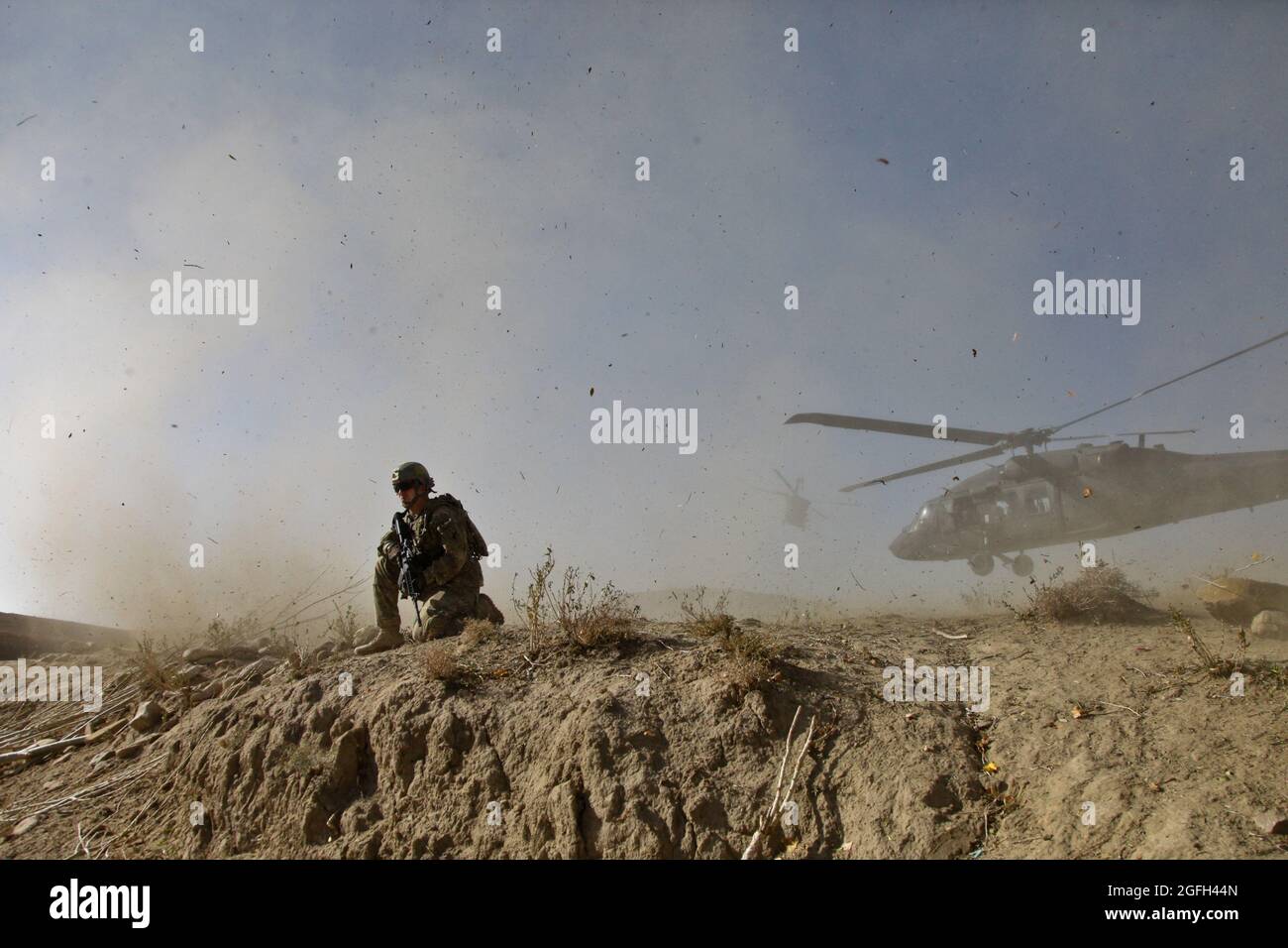 Un soldato statunitense della Task Force Blackhawk, 172nd Brigata di fanteria, fornisce la sicurezza come un elicottero UH-60 Black Hawk decollo, al di fuori del villaggio di Spinah, distretto di Omna, provincia di Paktika, Afghanistan, ottobre 23, 2011. (STATI UNITI Esercito foto di SPC. Jacob Kohrs/rilasciato) Foto Stock