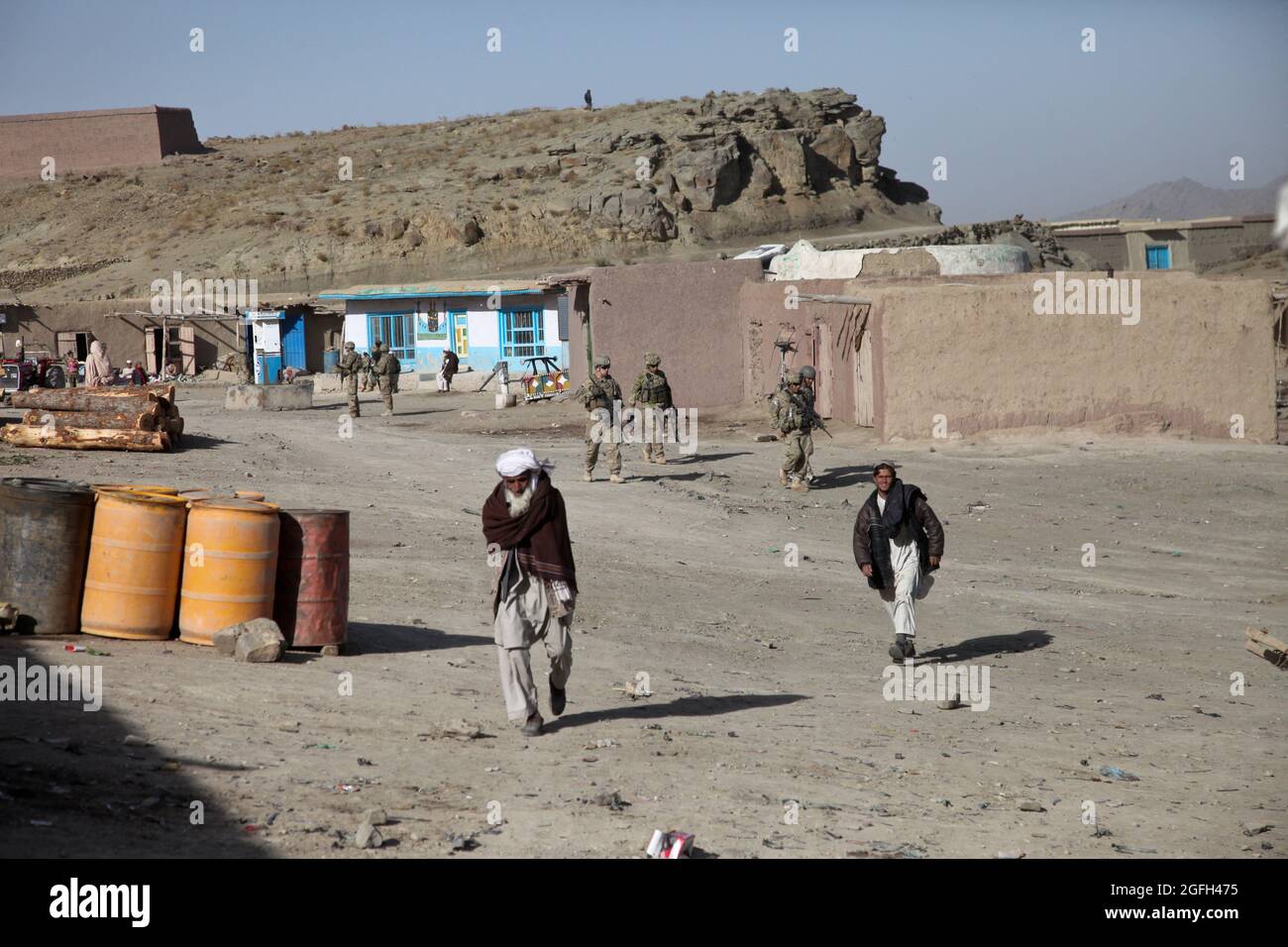 Soldati statunitensi del Cavaliere Nero della Task Force, 1-2 Compagnia di fanteria, 3-66th Armour Regiment, 172nd INF. Brigade, pattuglia le strade del villaggio di Spinah, distretto di Omna, provincia di Paktika, Afghanistan, 23 ottobre, 2011. (STATI UNITI Esercito foto di SPC. Jacob Kohrs/rilasciato) Foto Stock