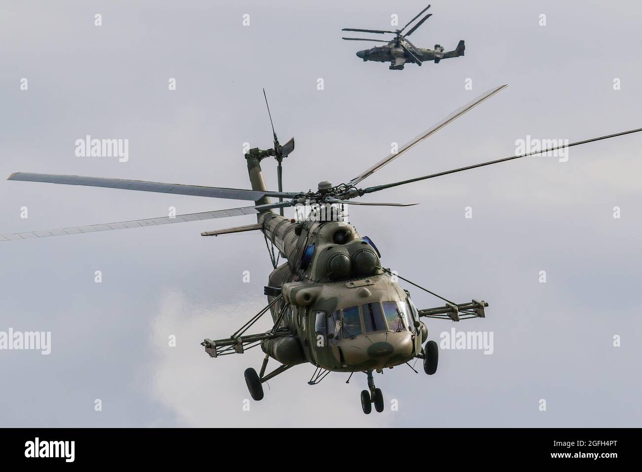 Mosca, Russia. 24 agosto 2021. L'aviazione russa MIL mi-8 e Kamov Ka-52 "Alligator" attaccano l'elicottero durante l'annuale mostra internazionale sulla tecnologia della difesa dei Giochi dell'esercito. L'International Army Games è un evento sportivo militare russo organizzato dal Ministero della Difesa della Russia. La manifestazione, che si è disputata per la prima volta nell'agosto 2015, coinvolge quasi 30 paesi che partecipano a decine di concorsi nell'arco di due settimane per dimostrare quale sia il più qualificato. La dimostrazione dinamica fa parte del pubblico dei Giochi dell'esercito accreditamento: SOPA Images Limited/Alamy Live News Foto Stock