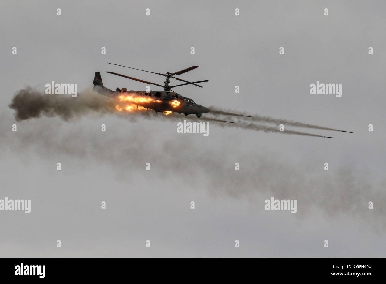 Mosca, Russia. 24 agosto 2021. L'Air Force russa Kamov Ka-52 "Alligator" attacca l'elicottero catturato sparando durante l'annuale mostra internazionale sulla tecnologia della difesa dei Giochi dell'esercito. L'International Army Games è un evento sportivo militare russo organizzato dal Ministero della Difesa della Russia. La manifestazione, che si è disputata per la prima volta nell'agosto 2015, coinvolge quasi 30 paesi che partecipano a decine di concorsi nell'arco di due settimane per dimostrare quale sia il più qualificato. La dimostrazione dinamica fa parte del pubblico dei Giochi dell'esercito accreditamento: SOPA Images Limited/Alamy Live News Foto Stock