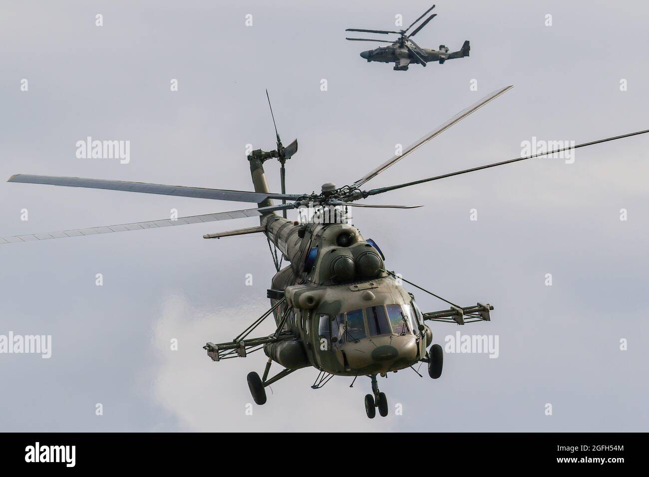 L'aviazione russa MIL mi-8 e Kamov Ka-52 "Alligator" attaccano l'elicottero durante l'annuale mostra internazionale sulla tecnologia della difesa dei Giochi dell'esercito. L'International Army Games è un evento sportivo militare russo organizzato dal Ministero della Difesa della Russia. La manifestazione, che si è disputata per la prima volta nell'agosto 2015, coinvolge quasi 30 paesi che partecipano a decine di concorsi nell'arco di due settimane per dimostrare quale sia il più qualificato. La dimostrazione dinamica fa parte della mostra pubblica dei Giochi dell'esercito (foto di Leonid Faerberg/SOPA Images/Sipa USA) Foto Stock