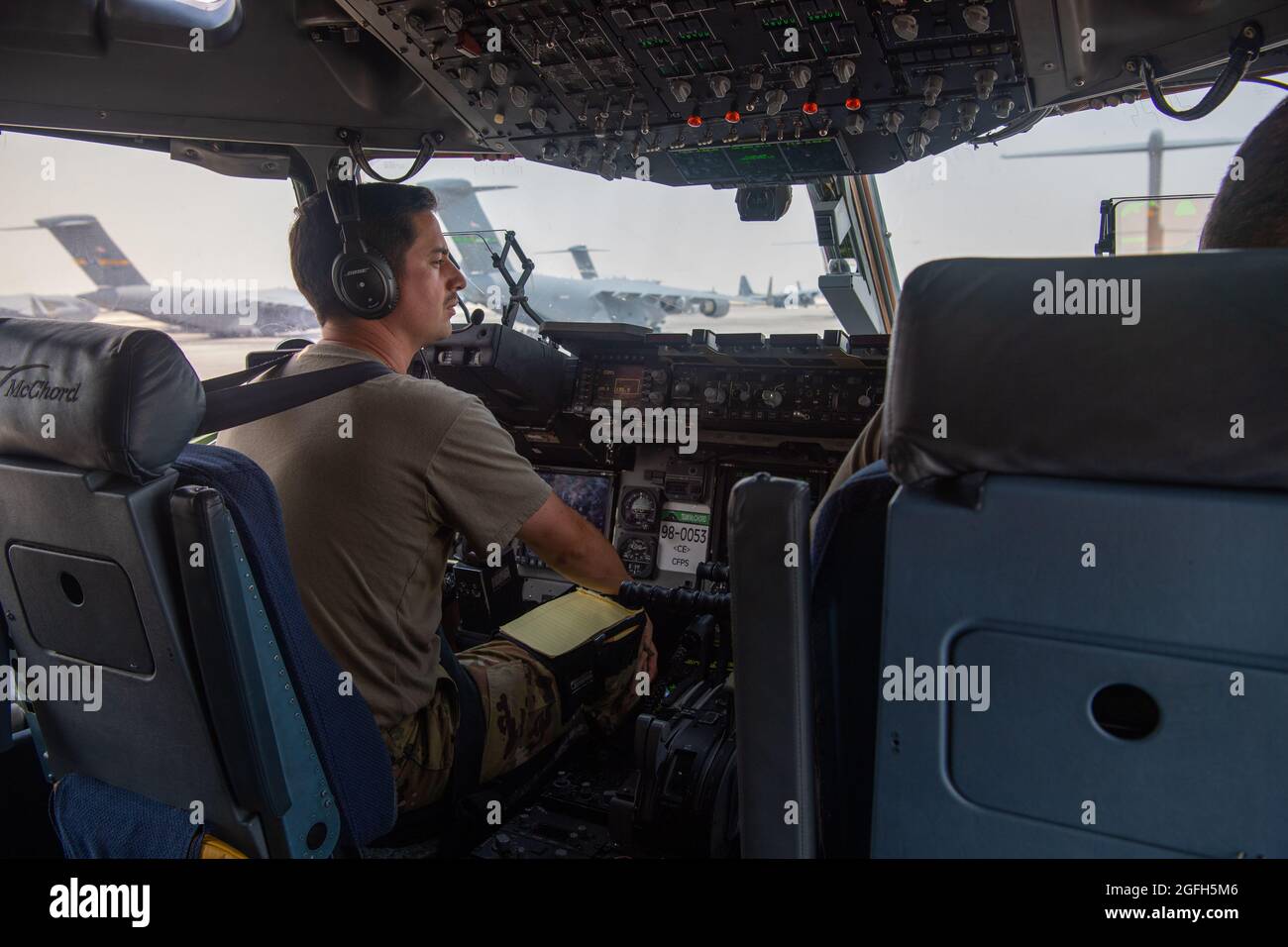 Un pilota della forza aerea statunitense C-17 Globemaster III, assegnato all'816° Squadrone Expeditionary Airlift, taxi in preparazione al decollo a sostegno dell'evacuazione in Afghanistan alla base aerea di al Udeid, Qatar, 24 agosto 2021. (STATI UNITI Air Force foto di Master Sgt. Donald R. Allen) Foto Stock