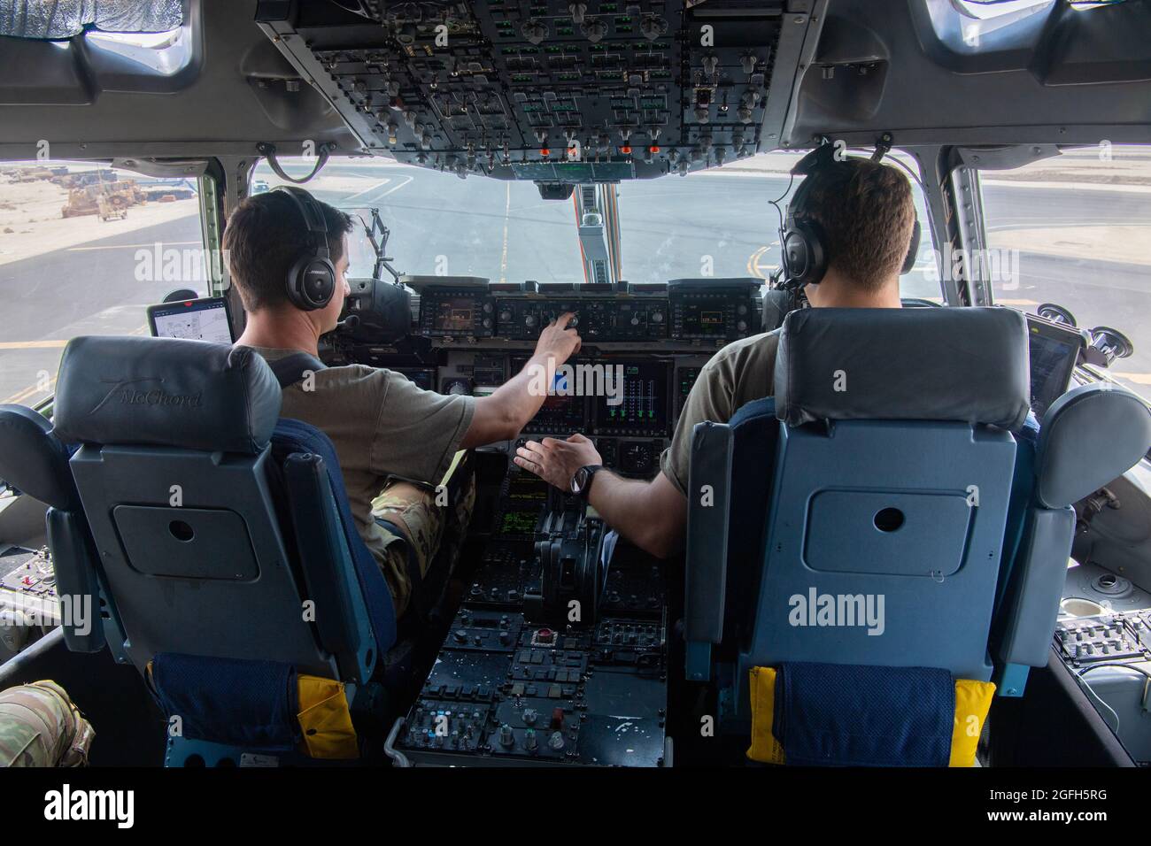 Un pilota della forza aerea statunitense C-17 Globemaster III, assegnato all'816° Squadrone Expeditionary Airlift, taxi in preparazione al decollo a sostegno dell'evacuazione in Afghanistan alla base aerea di al Udeid, Qatar, 24 agosto 2021. (STATI UNITI Air Force foto di Master Sgt. Donald R. Allen) Foto Stock