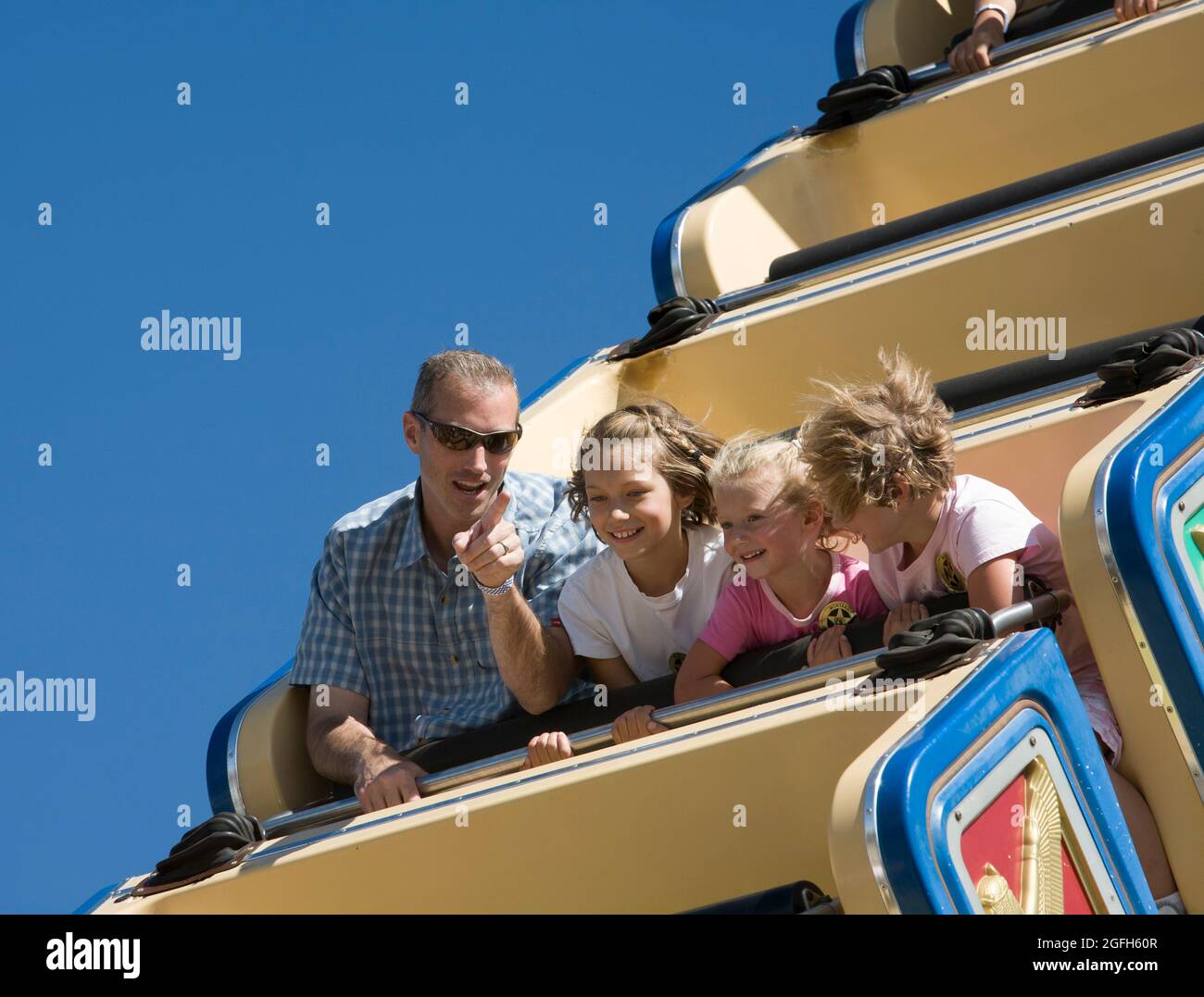 Padre e le sue tre figlie prendono un giro sul Pharaoh's Fury Pendulum Swing al Montana state Fair, Great Falls, MT. Foto Stock
