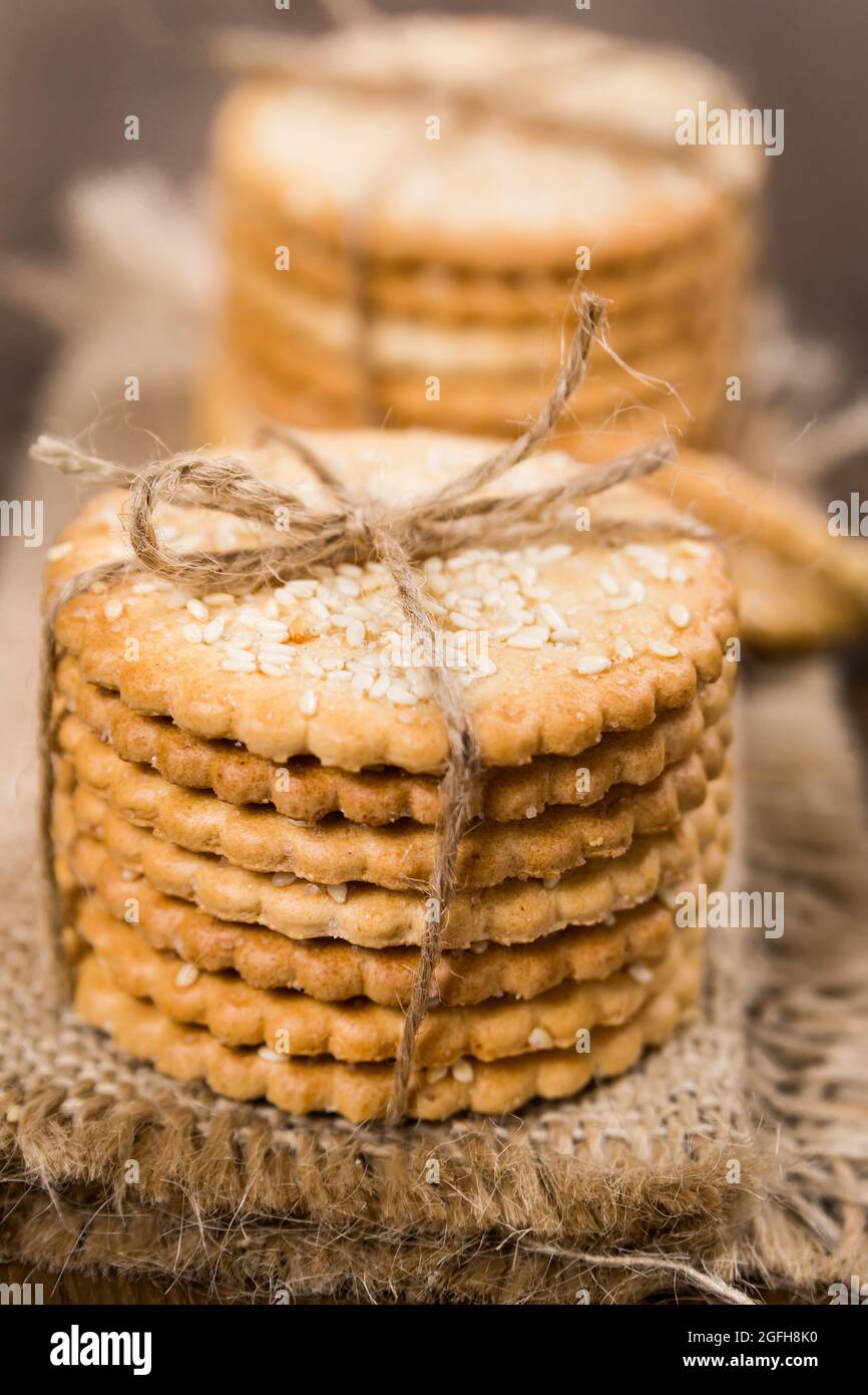Biscotti dolci con semi di sesamo, legati al filo Foto Stock