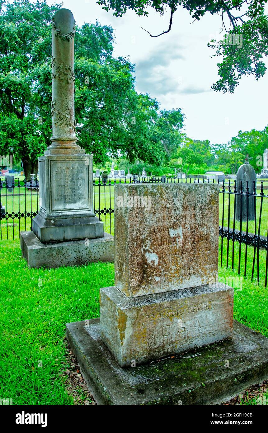 Le tombe di William Trone e del tenente colonnello John Weedon sono raffigurate al cimitero di Magnolia, 14 agosto 2021, a Mobile, Alabama. Foto Stock