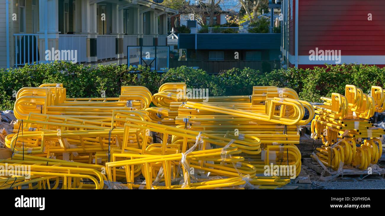 Vista dal cortile degli edifici un mucchio di scale per piscine a terra. Preparazione per la costruzione di piscine. Vista sulla strada, Foto Stock