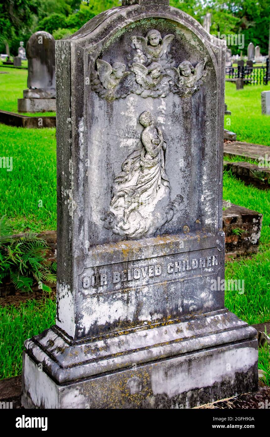 Una lapide nel cimitero di Magnolia onora quattro bambini morti di febbre gialla, 14 agosto 2021, a Mobile, Alabama. Il loro padre era il Dott. Josiah Nott. Foto Stock