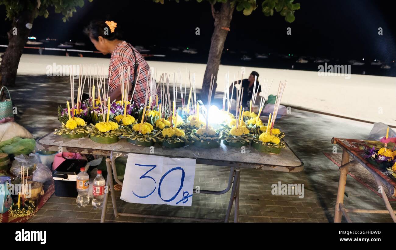 Lanterna galleggiante Festival Loi Krathong aka Loy Krathong celebrazioni 2019 Public Holiday Pattaya Beach Thailandia antiche tradizioni thailandesi Foto Stock