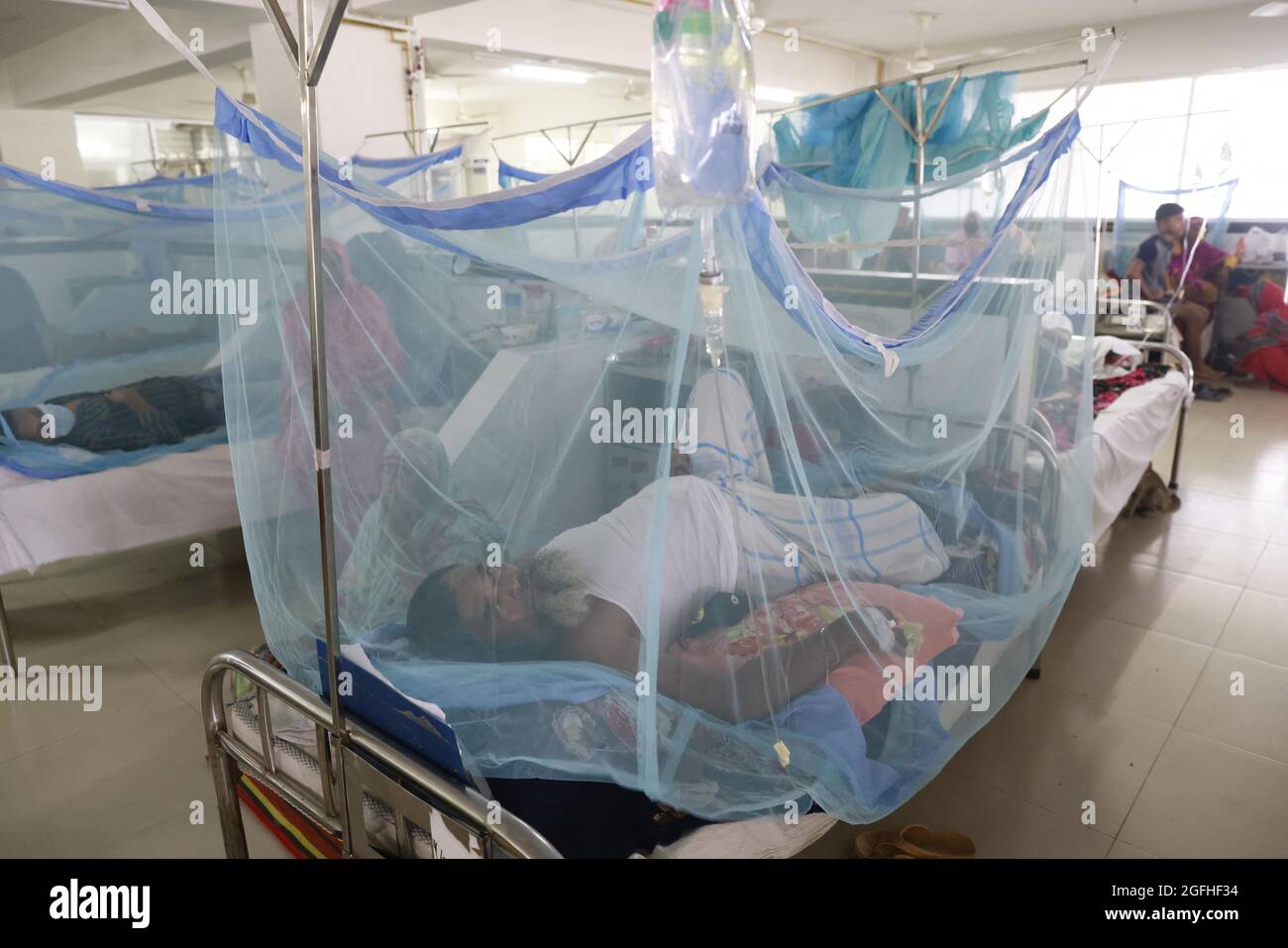 Dhaka, Bangladesh. 25 ago 2021. Un uomo coperto da una zanzariera è trattato per dengue al Sir Salimullah Medical College Hospital a Dhaka, Bangladesh, 25 agosto 2021. Il bilancio delle vittime della dengue ha raggiunto 38 con un altro decesso nelle 24 ore fino a martedì, ha detto un rapporto della direzione generale dei servizi sanitari (DGHS). L'epidemia di dengue è diventata una causa di grande preoccupazione in quanto il paese sta combattendo la variante Delta più mortale del coronavirus con le sue limitate strutture sanitarie negli ultimi mesi. Photo by Suvra Kanti Das/ABACAPRESS.COM Credit: Abaca Press/Alamy Live News Foto Stock