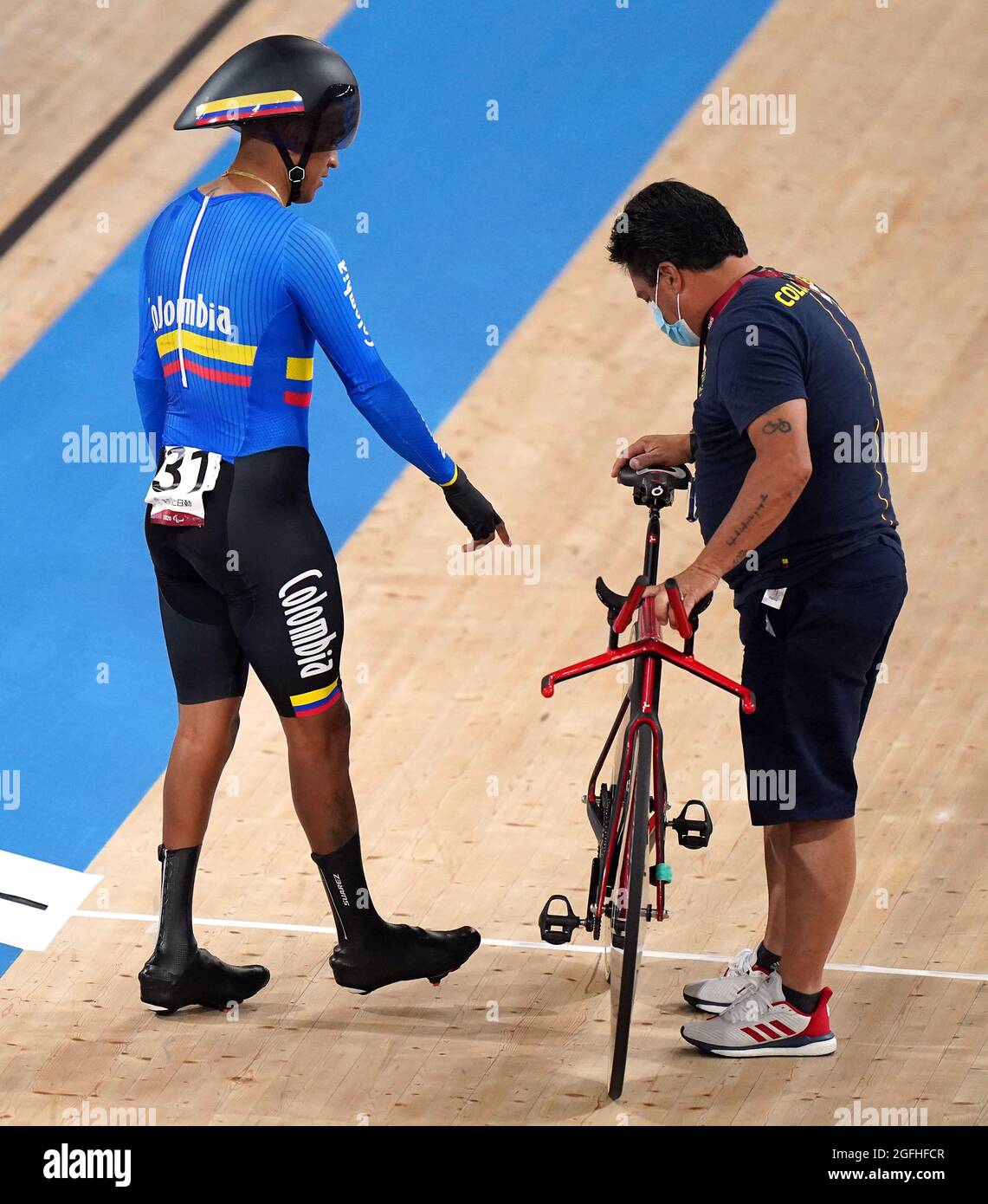 Diego German Duenas in Colombia ha problemi con la sua moto mentre compete nel Time Trial C4-5 1000m degli uomini durante la pista ciclabile al velodromo di Izu il secondo giorno dei Giochi Paralimpici di Tokyo 2020 in Giappone. Data foto: Giovedì 26 agosto 2021. Foto Stock