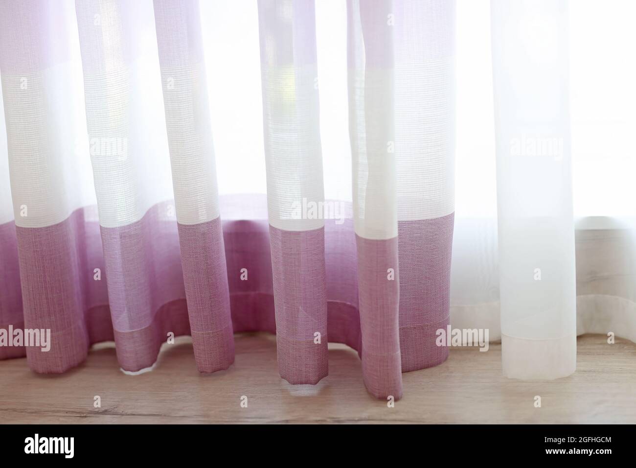 Finestra della camera con il bianco e il lilla tende, close up Foto stock -  Alamy