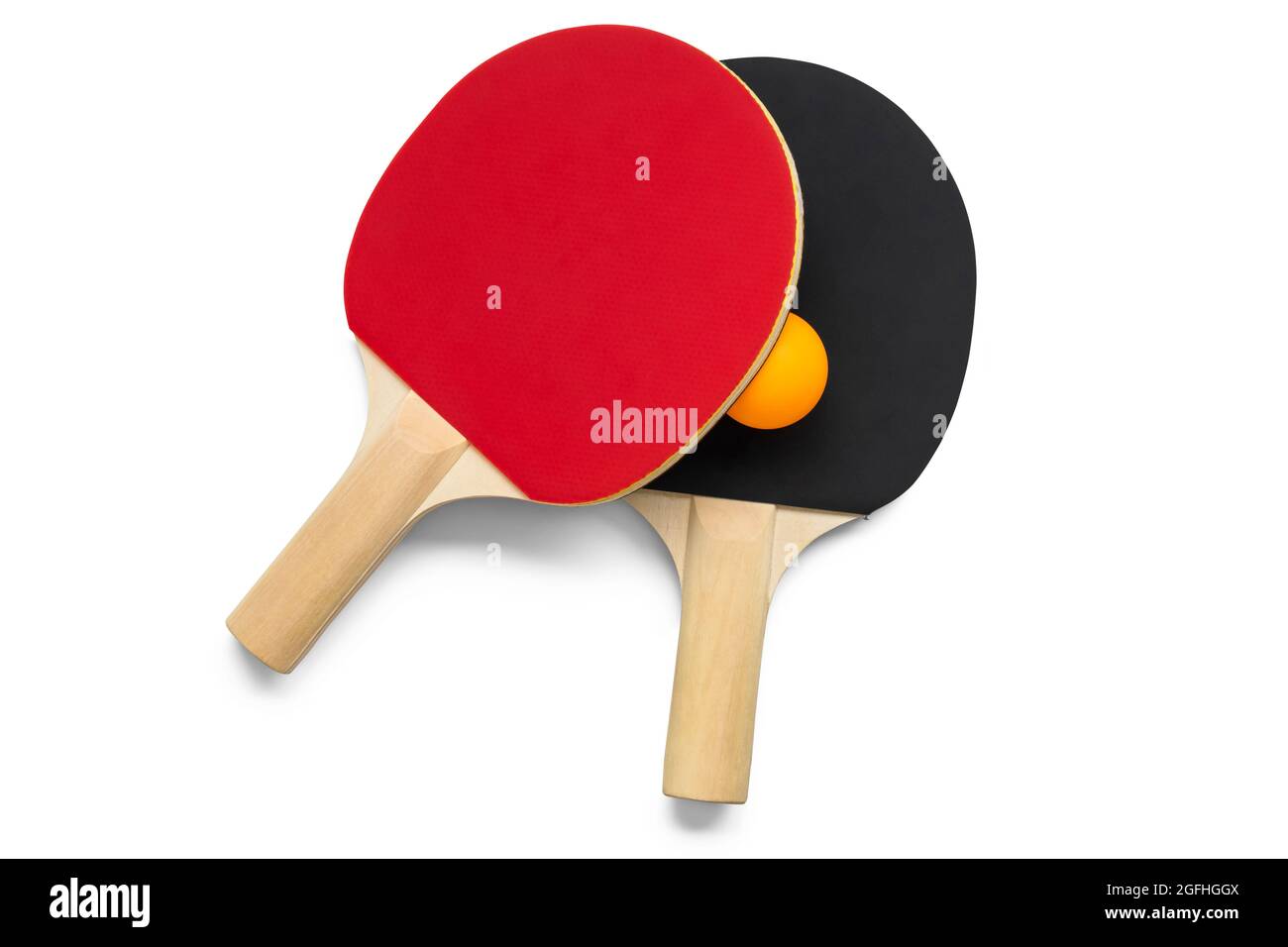 Giacca da ping-pong isolata su sfondo bianco, con palla da ping-pong arancione, attrezzatura sportiva. Foto Stock