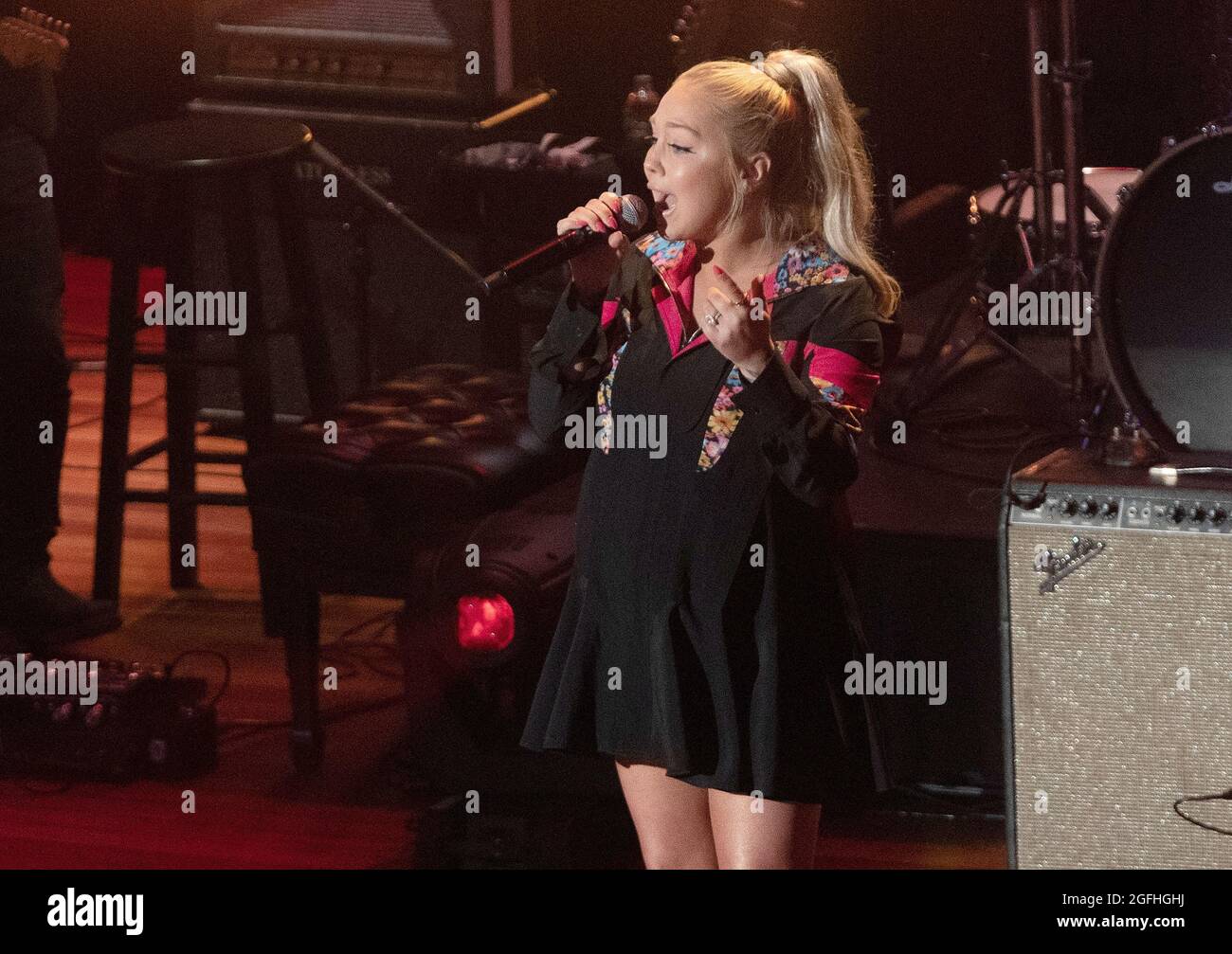 Nashville, Stati Uniti. 25 ago 2021. RaeLynn si esibisce al 14° annuale ACM Honors al Ryman Auditorium di mercoledì 25 agosto 2021, a Nashville, Tenn. Credit: Imagespace/Alamy Live News Foto Stock