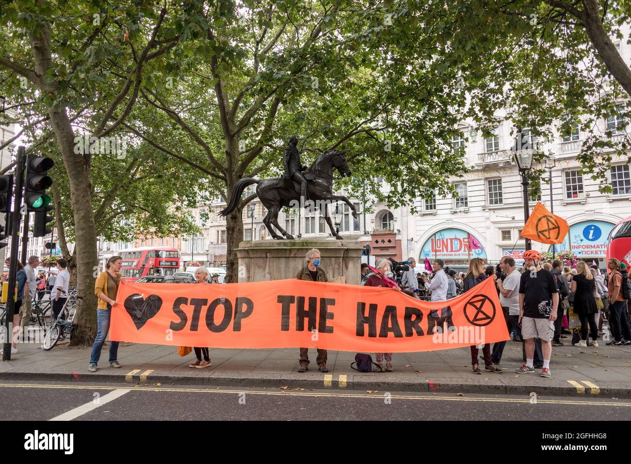 Londra, Regno Unito. 25 ago 2021. I manifestanti hanno una bandiera che esprime le loro opinioni durante la manifestazione.il 3° giorno delle proteste della Rebellion di estinzione, i manifestanti si sono riuniti con l'obiettivo di esigere giustizia climatica per il popolo indigeno delle foreste pluviali amazzoniche in Brasile. Protestano contro l'ecocidio e la deforestazione in Brasile. Il gruppo ha iniziato la sua manifestazione fuori dall'Ambasciata brasiliana a Londra, poi si è trasferito a Piccadilly Circus, e infine occupando Oxford Circus. (Foto di Belinda Jiao/SOPA Images/Sipa USA) Credit: Sipa USA/Alamy Live News Foto Stock