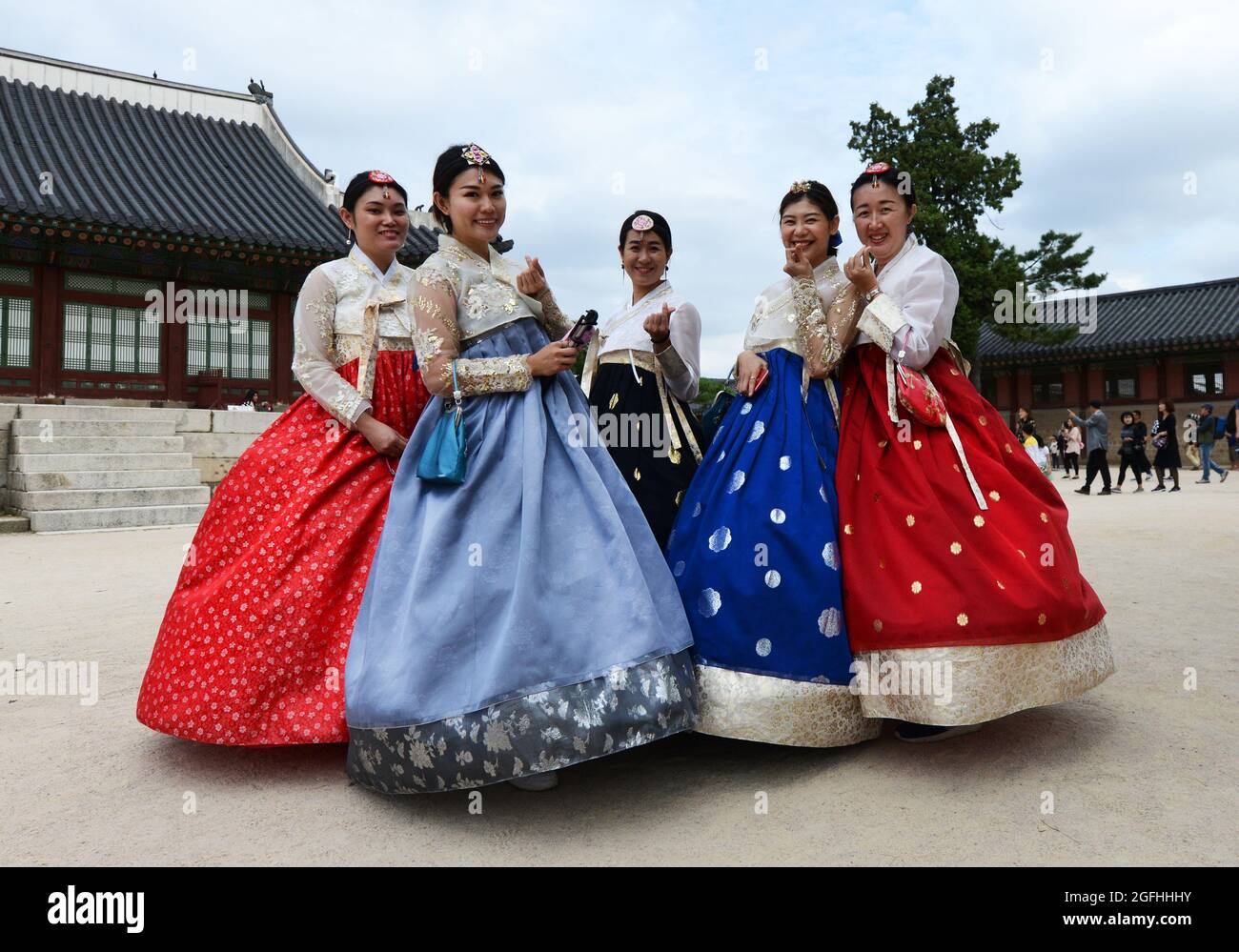 Donne asiatiche vestite con abiti tradizionali coreani al palazzo Gyeongbokgung di Seoul, Corea del Sud. Foto Stock