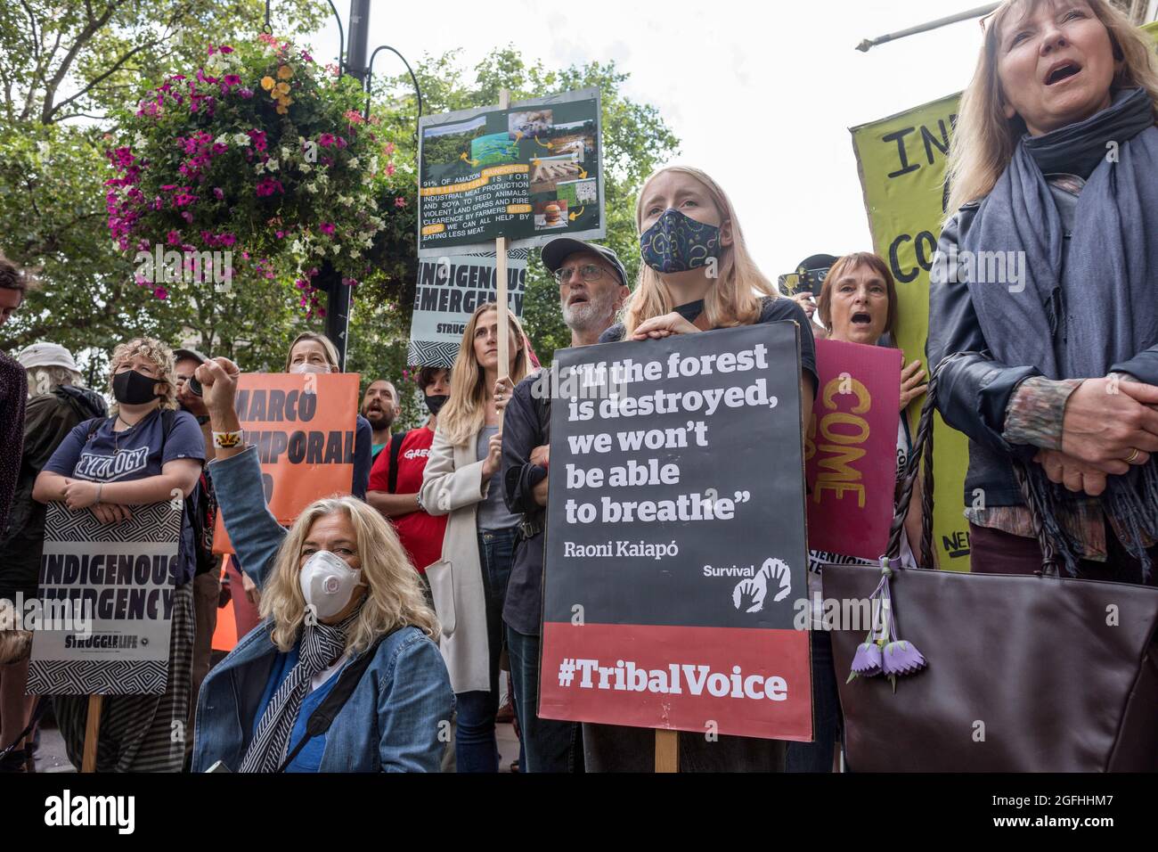 Londra, Regno Unito. 25 ago 2021. I manifestanti tengono cartelloni che esprimono le loro opinioni durante la manifestazione.il 3° giorno delle proteste della Rebellion di estinzione, i manifestanti si sono riuniti con l'obiettivo di esigere giustizia climatica per il popolo indigeno delle foreste pluviali amazzoniche in Brasile. Protestano contro l'ecocidio e la deforestazione in Brasile. Il gruppo ha iniziato la sua manifestazione fuori dall'Ambasciata brasiliana a Londra, poi si è trasferito a Piccadilly Circus, e infine occupando Oxford Circus. (Foto di Belinda Jiao/SOPA Images/Sipa USA) Credit: Sipa USA/Alamy Live News Foto Stock