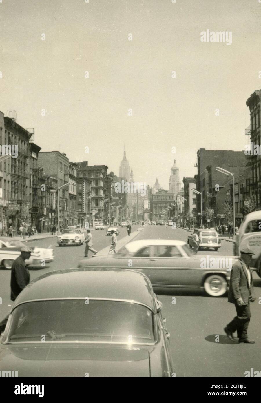 Auto e pedoni a Bowery Street, New York USA anni '50 Foto Stock