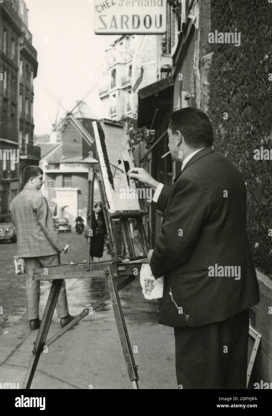Pittura fuori dal cabaret Chez Fernand Sardou in Rue Lepic, Montmartre Parigi, Francia anni '60 Foto Stock