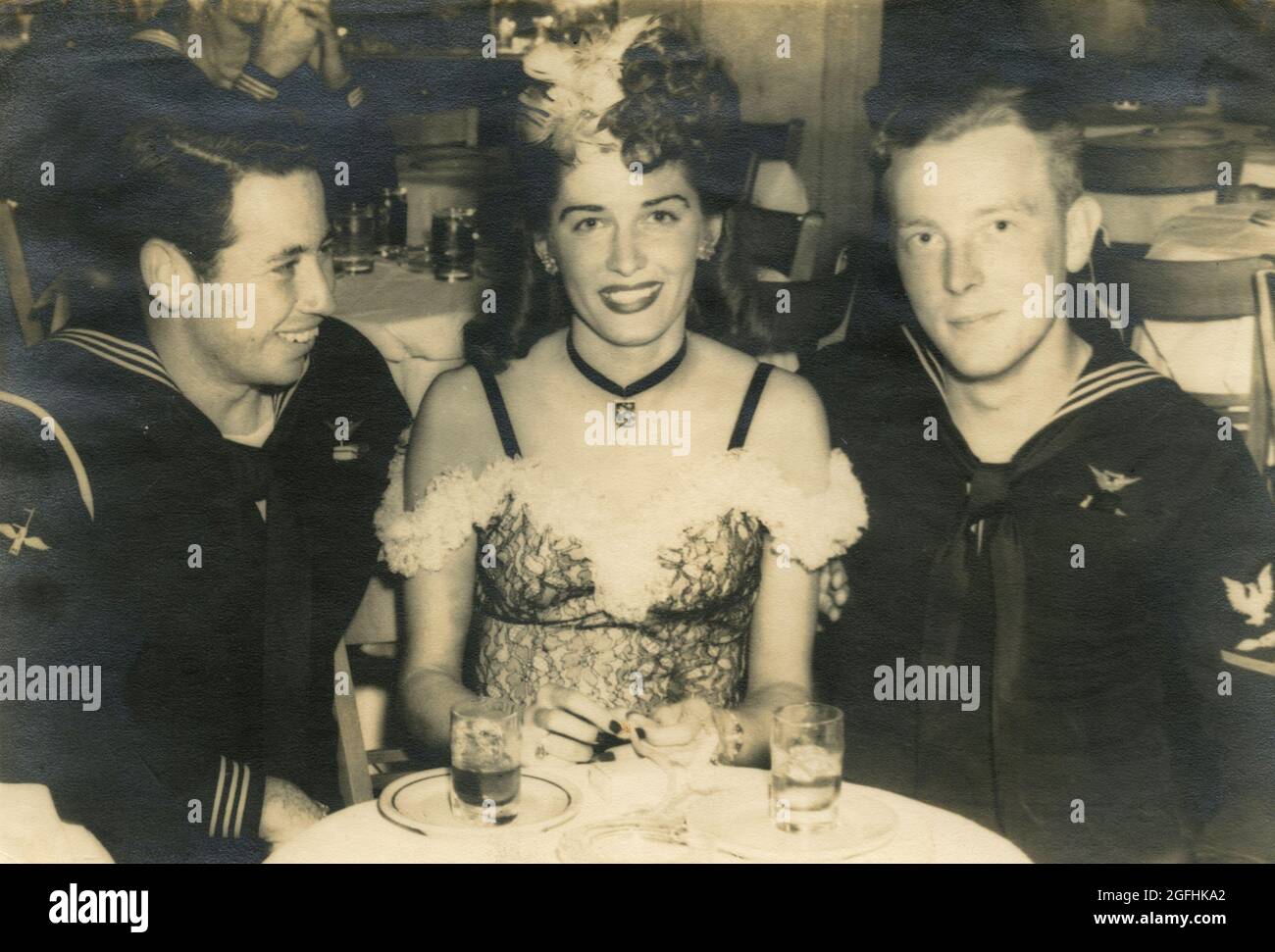 Due marinai e una show girl al Savoy Club, San Francisco, USA, agosto 1945 Foto Stock