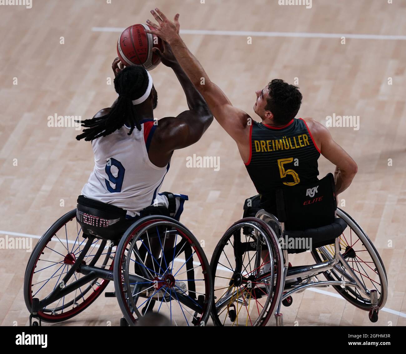 Tokio, Giappone. 26 agosto 2021. Paralimpiadi: Basket su sedia a rotelle, turno preliminare gruppo B, uomini, USA - Germania, Ariake Arena. Nico Dreimüller (r, Germania) e Matt Scott (USA). Credit: Marcus Brandt/dpa/Alamy Live News Foto Stock