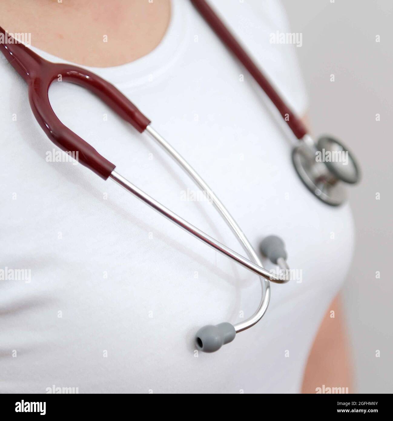 Foto di archivio non datata di una donna con uno stetoscopio intorno al collo. Più del 90% delle donne che hanno riferito di aver sperimentato il sessismo sul lavoro, ma solo un quarto di coloro che è stato affrontato o ha assistito ad esso hanno sollevato la questione, un sondaggio ha suggerito. La British Medical Association ha detto che le statistiche sono 'spaventose', mentre la loro relazione sul problema fa per 'shocking' lettura. Data di emissione: Giovedì 26 agosto 2021. Foto Stock