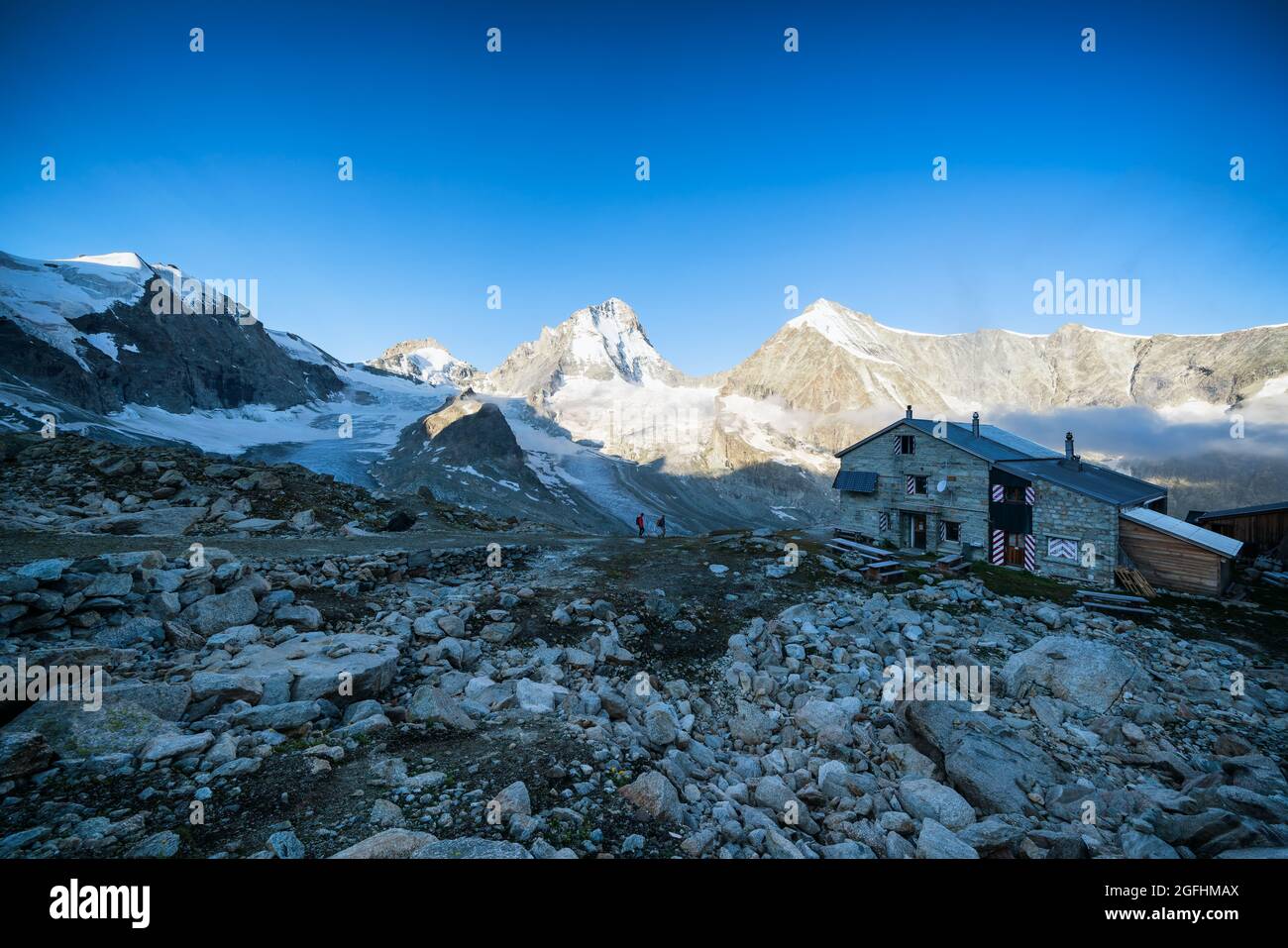 Dawn al rifugio alpino Mountet, Zinal, Svizzera, Alpi Foto Stock