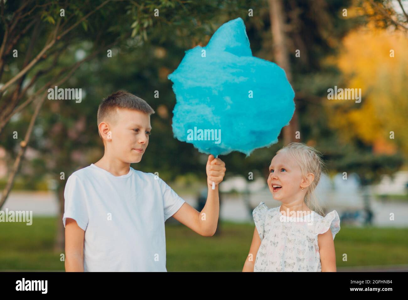 Bambini che mangiano zucchero filato immagini e fotografie stock ad alta  risoluzione - Alamy