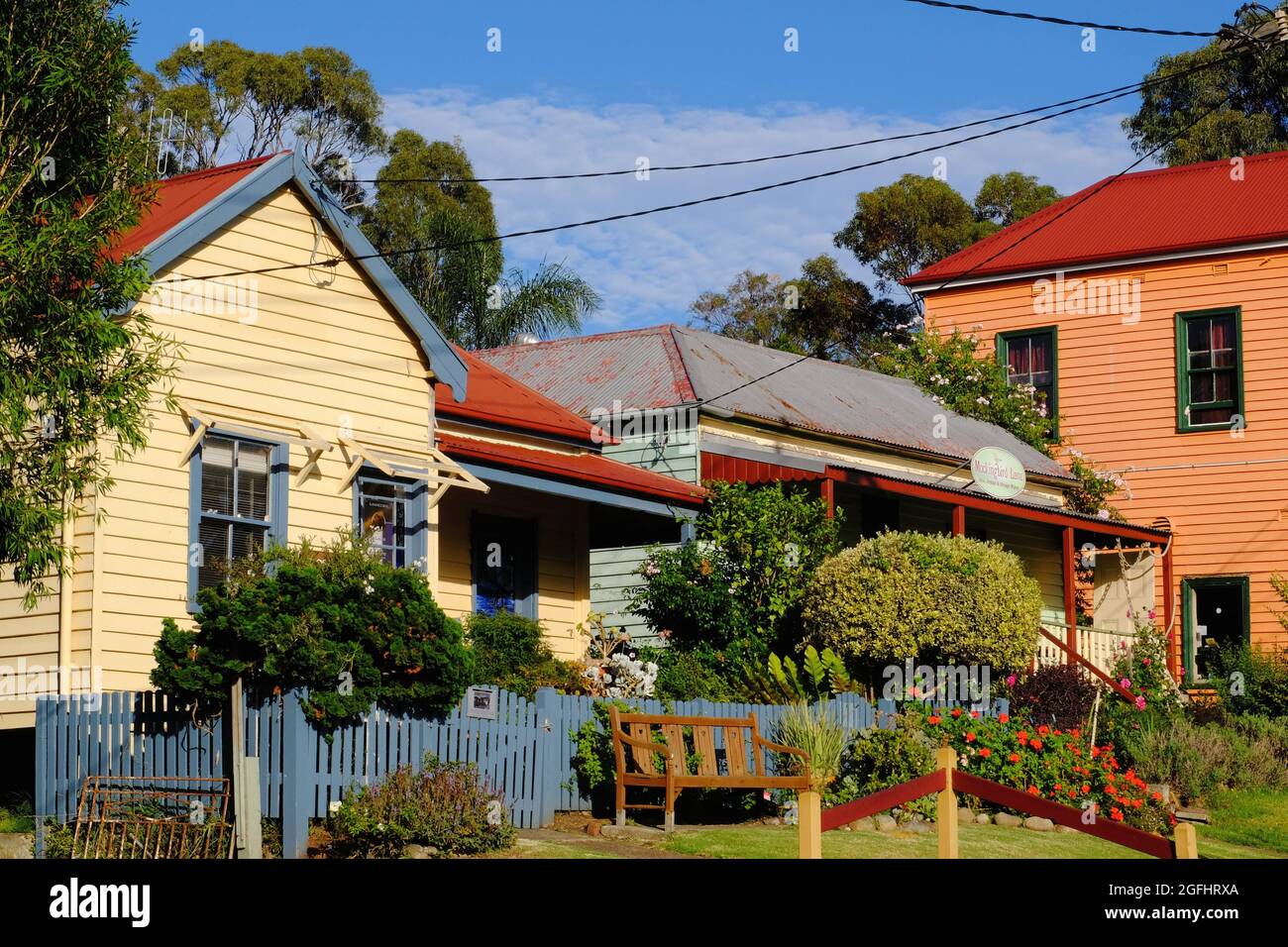 Edifici tradizionali in ferro ondulato e pannelli meteorici a Tilba, New South Wales, Australia Foto Stock