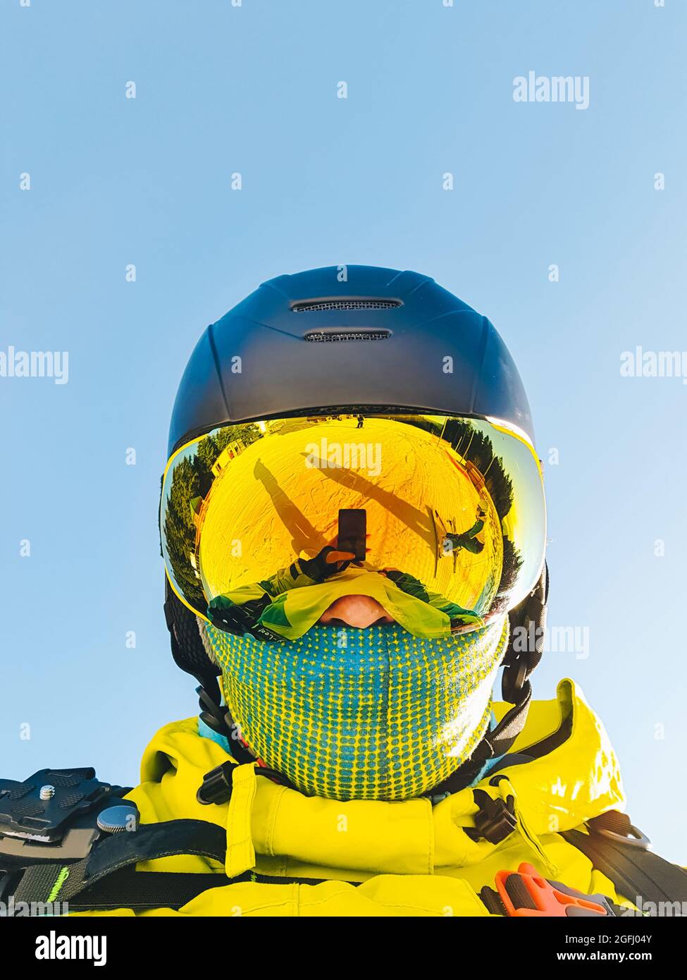 uomo che prende selfie in casco da sci occhiali e maschera snowboard Foto  stock - Alamy